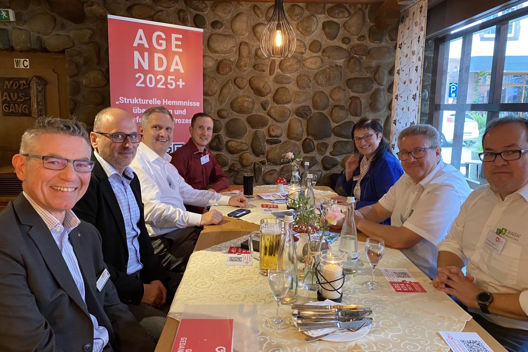 Teilnehmer des Netzwerkabends posieren für ein Bild