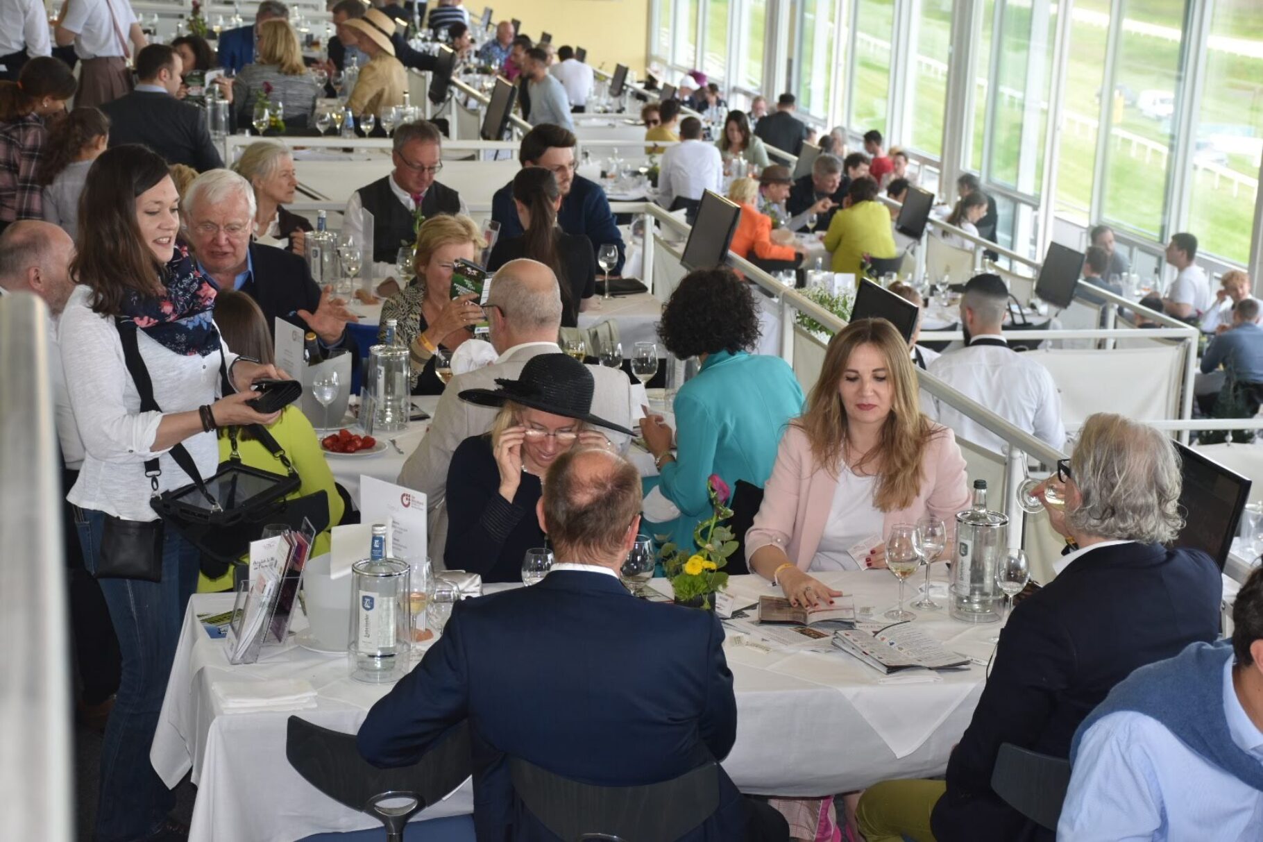 vollbesetzte Tische im Championsclub