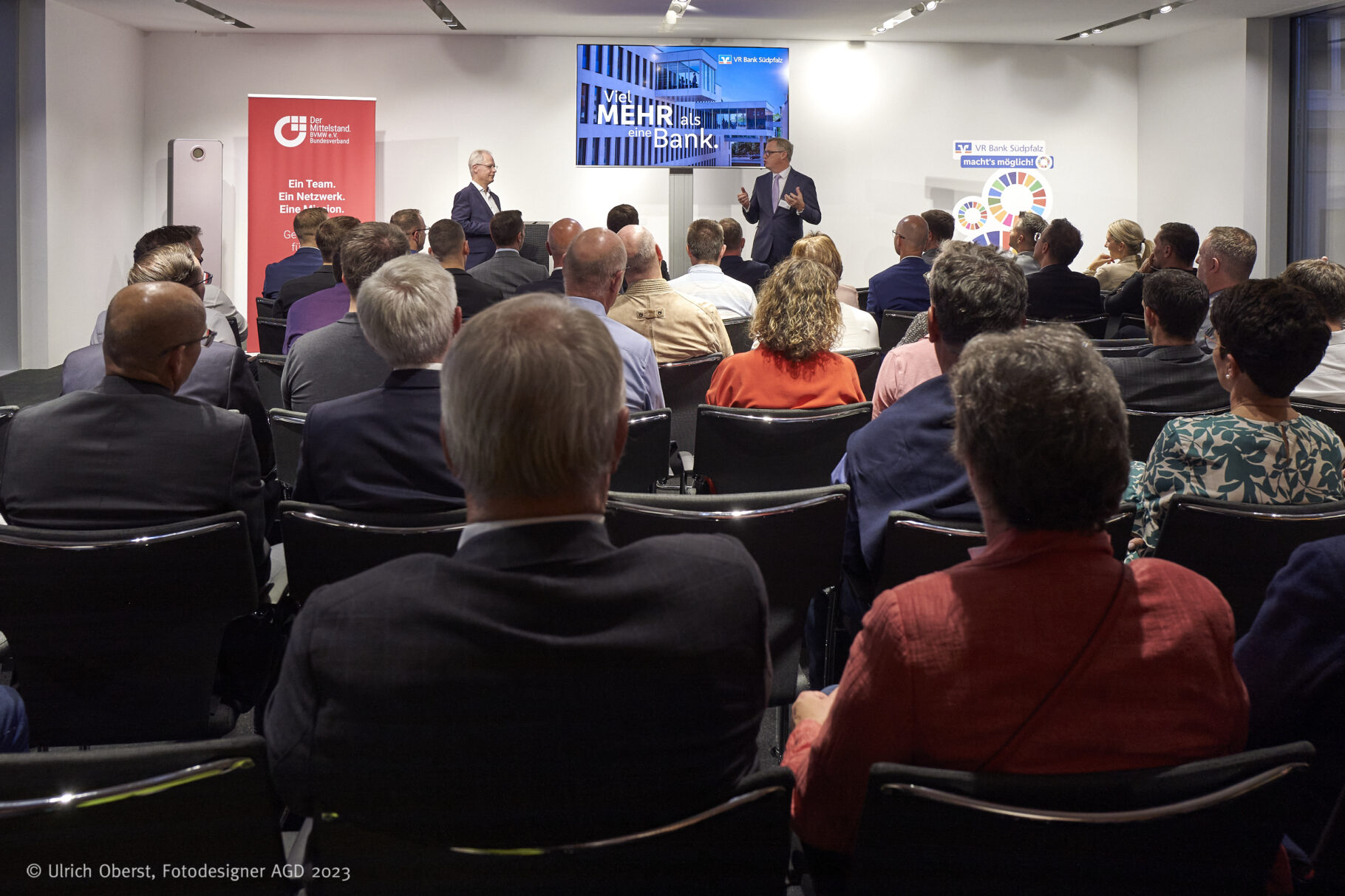 Blick vom Publikum zur Bühne