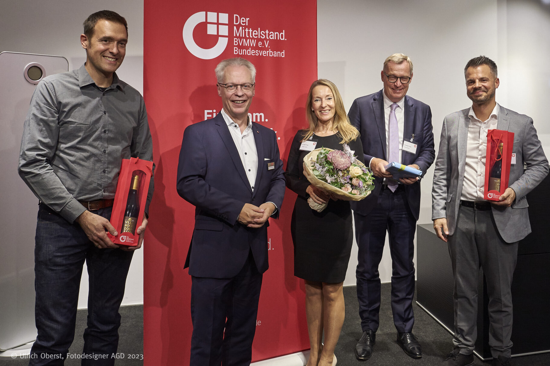 Gruppenbild mit Referenten und Gastgeber