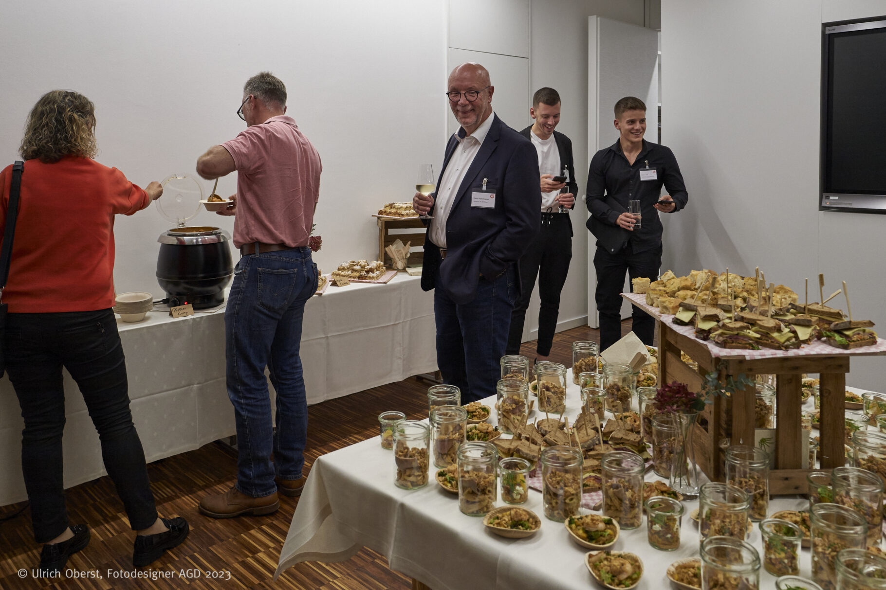 Teilnehmer am Buffet beim Get Together