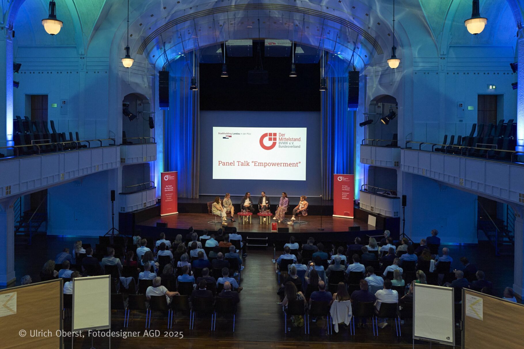 Blick über die Teilnehmer auf die Bühne zum Paneltalk