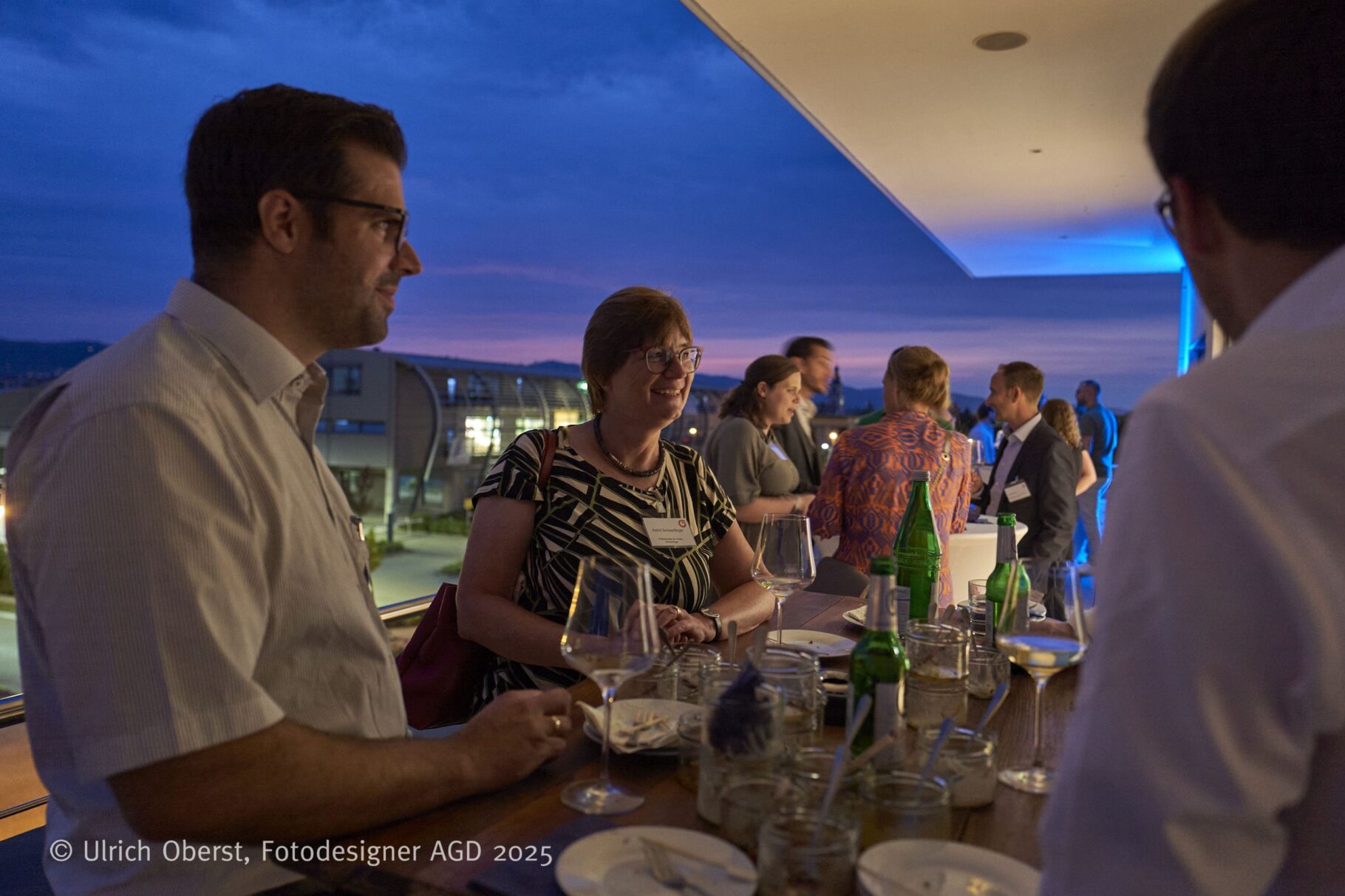 Unternehmer beim Netzwerken mit Imbiss