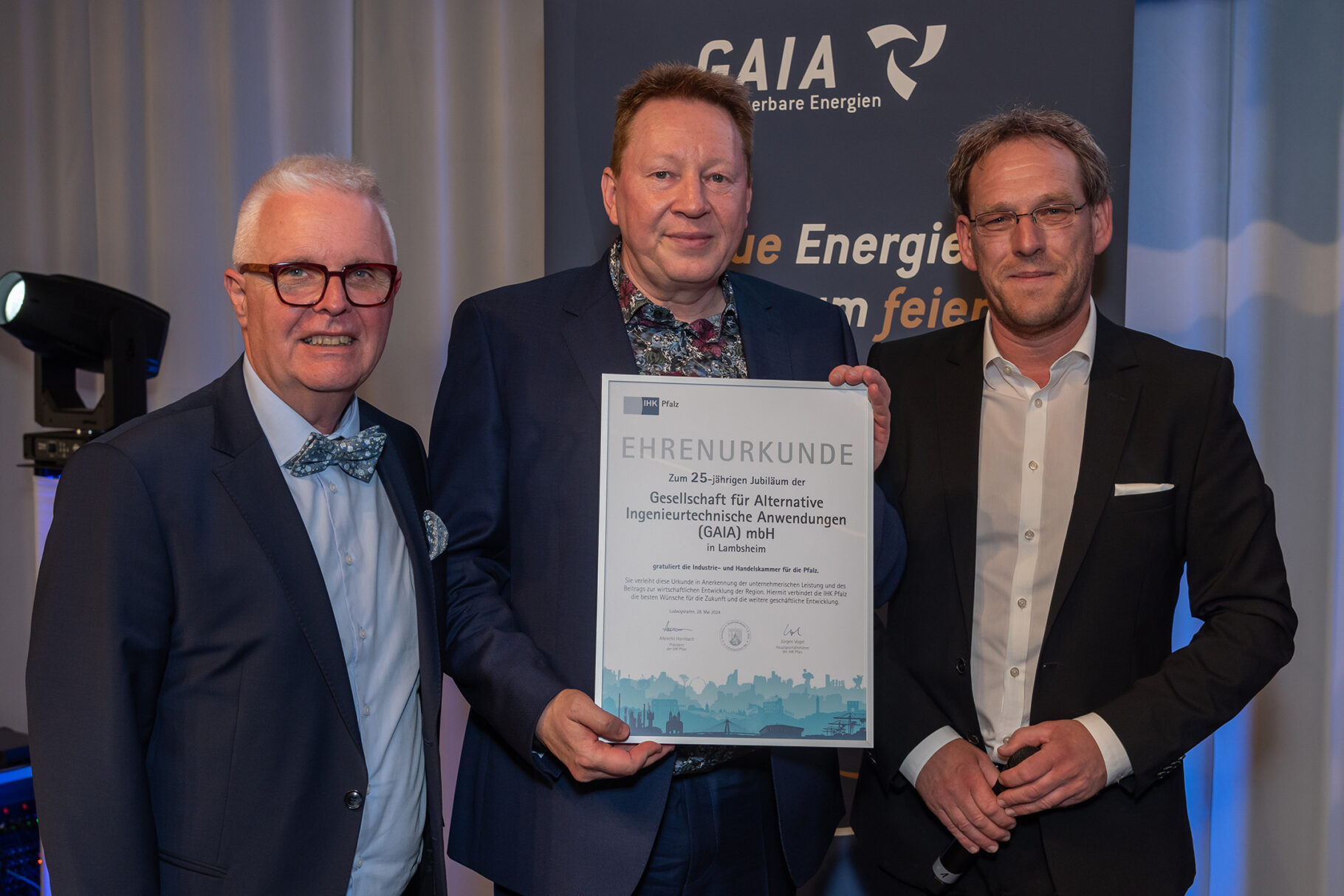 Gruppenbild mit Urkunde