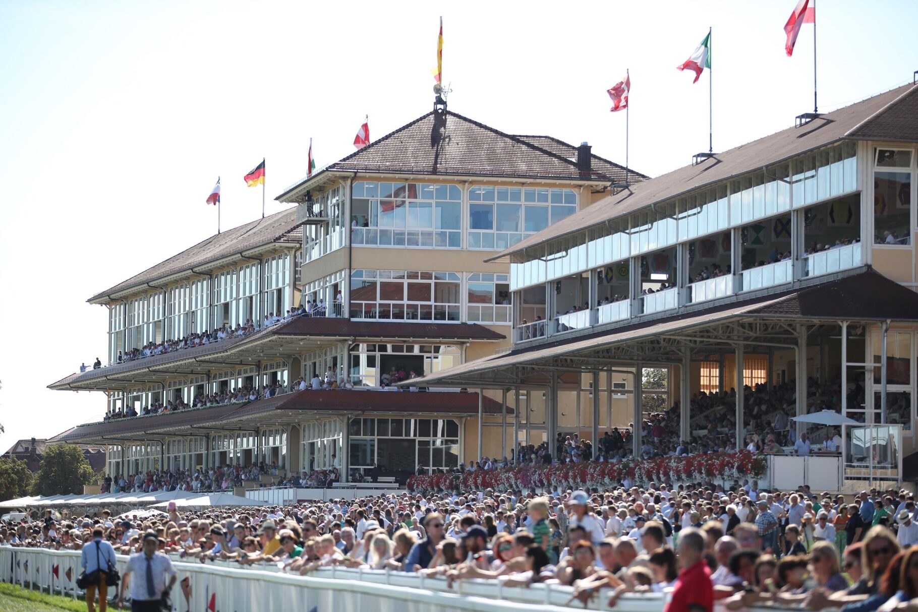 Sicht auf volle Tribühnen