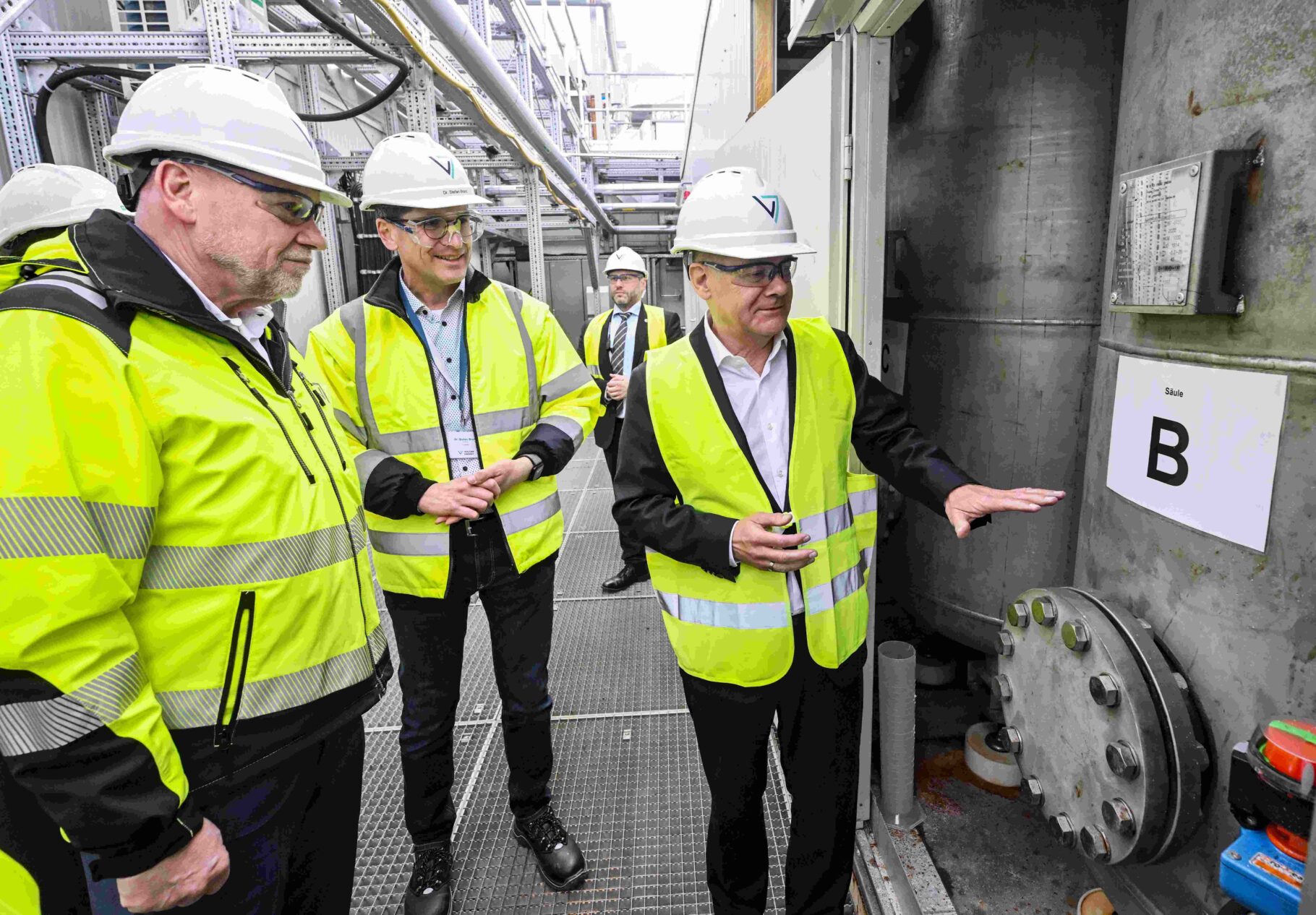 Bei der Betriebsbesichtigung Blick auf ein Leitungsrohr