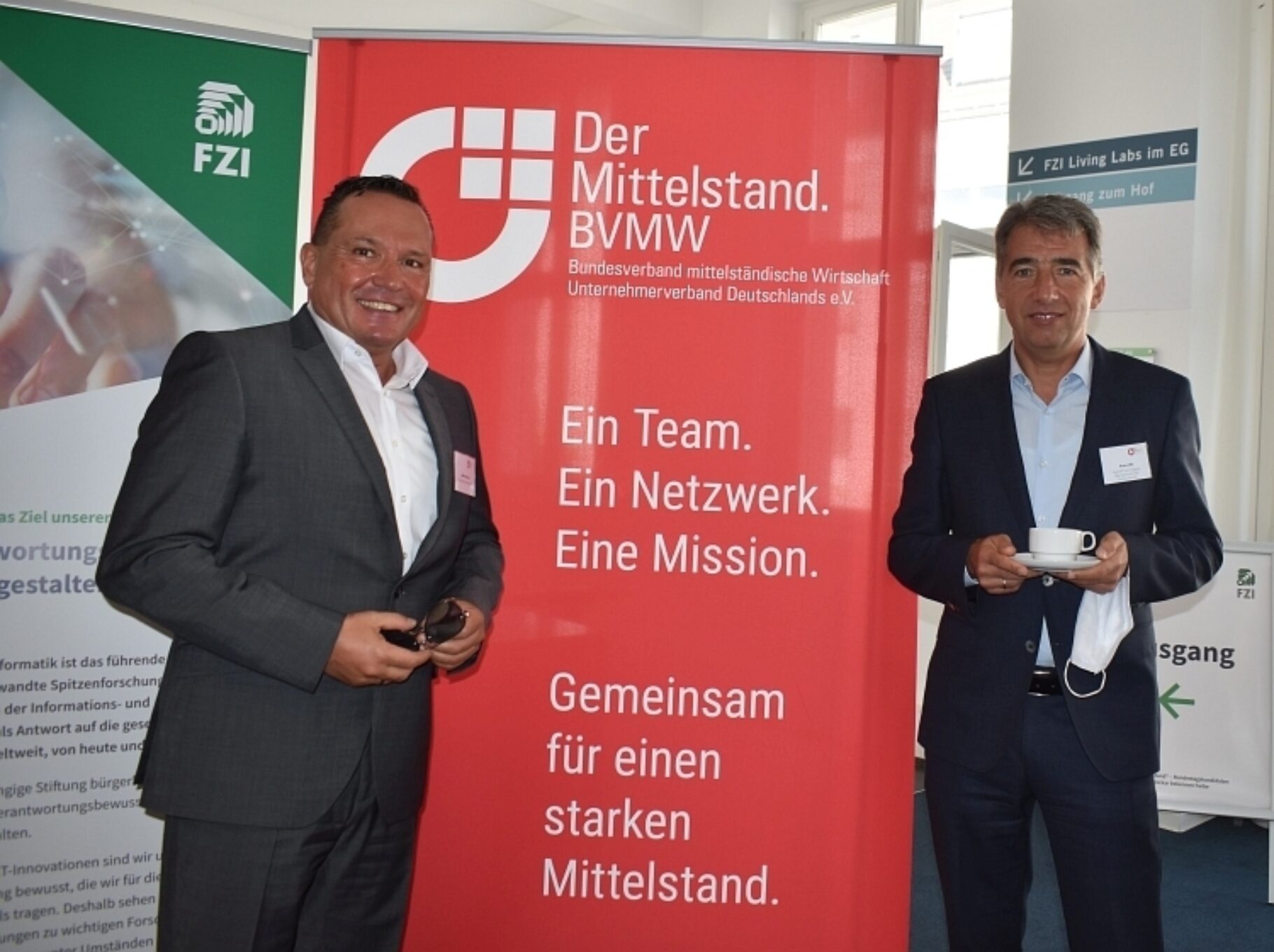 Mitglieder vor Banner des BVMW