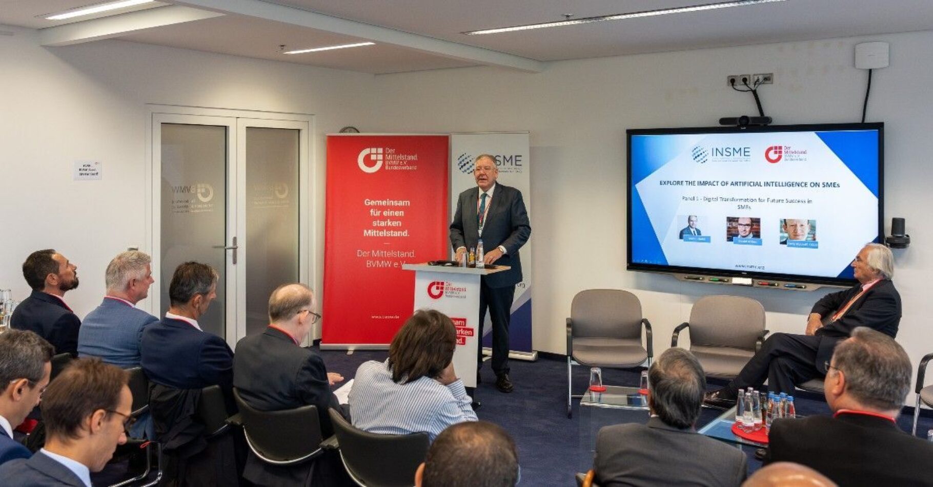 Bild von Referent bei Versammlung