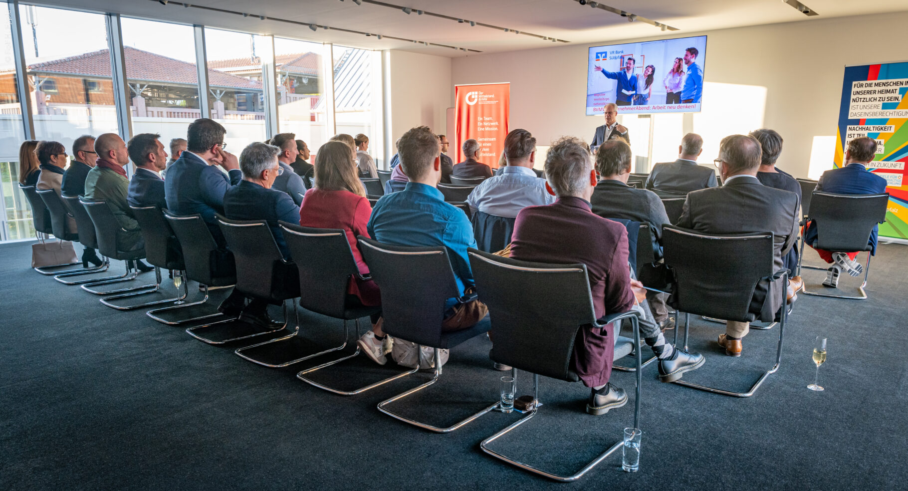 Publikum mit Blick zur Präsentation