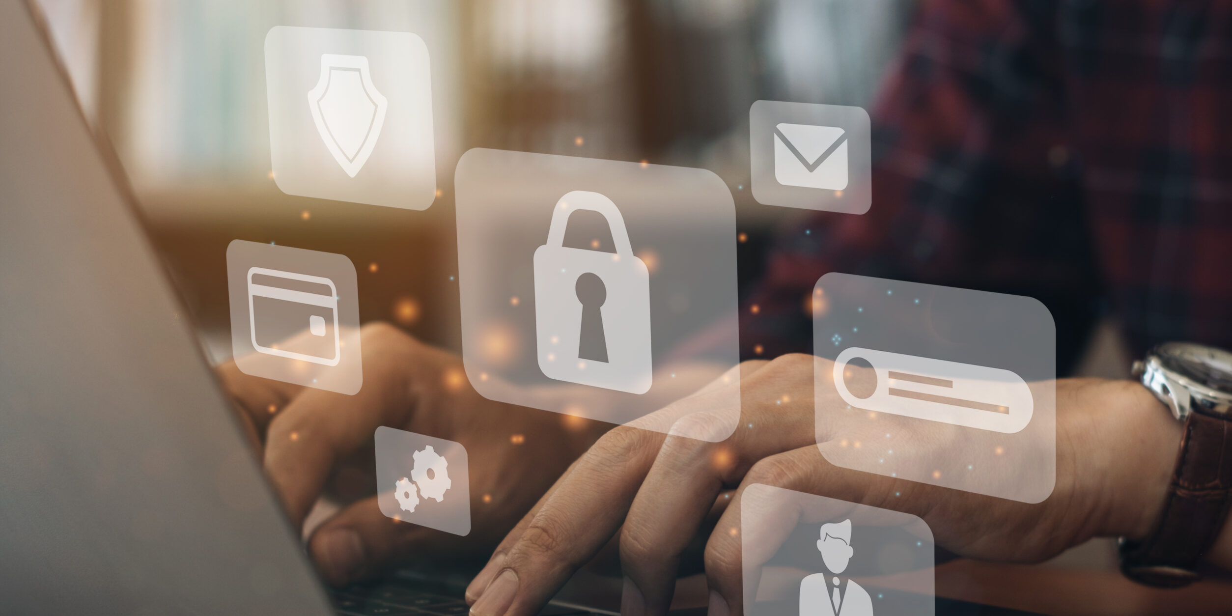 Blick auf eine Person am Laptop