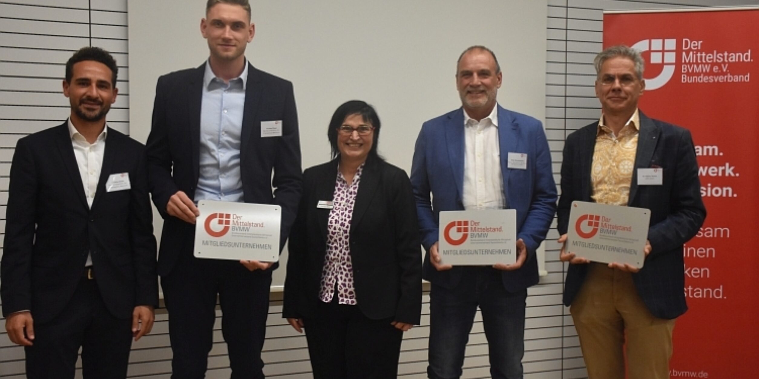 Gruppenbild von einer Vorstellung neuer Mitglieder bei einer Veranstaltung