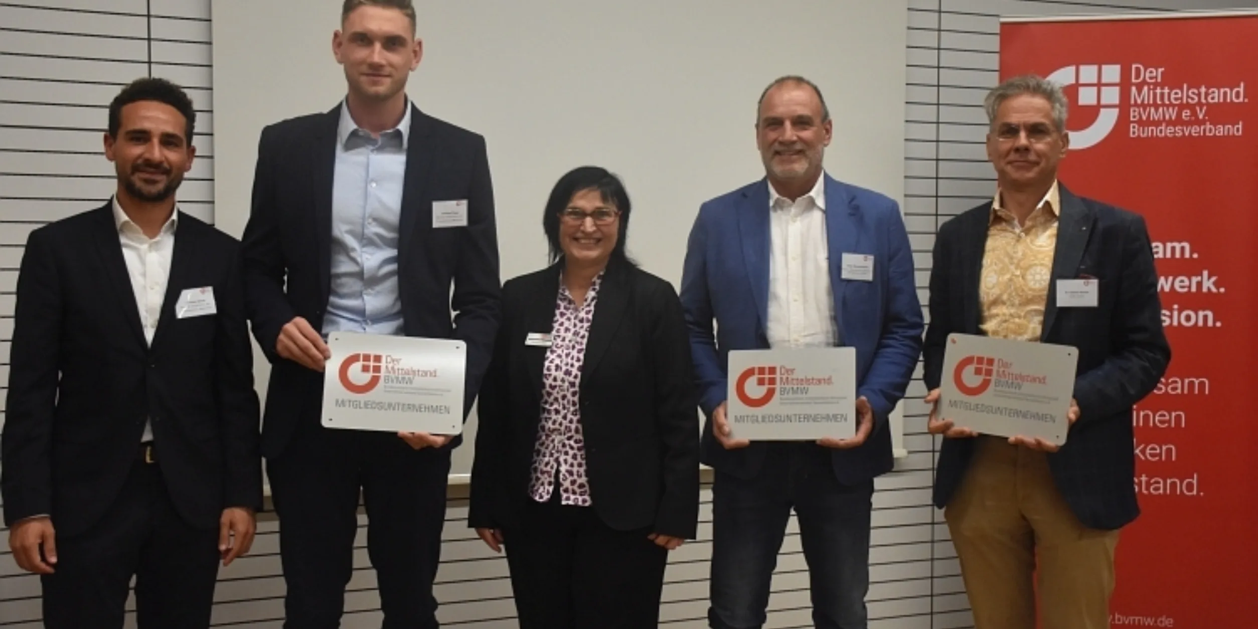 Gruppenbild von einer Vorstellung neuer Mitglieder bei einer Veranstaltung
