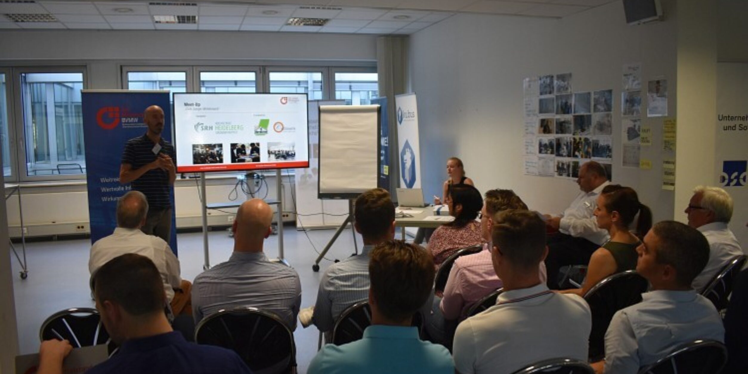 Blick von Publikum zu Vortrag