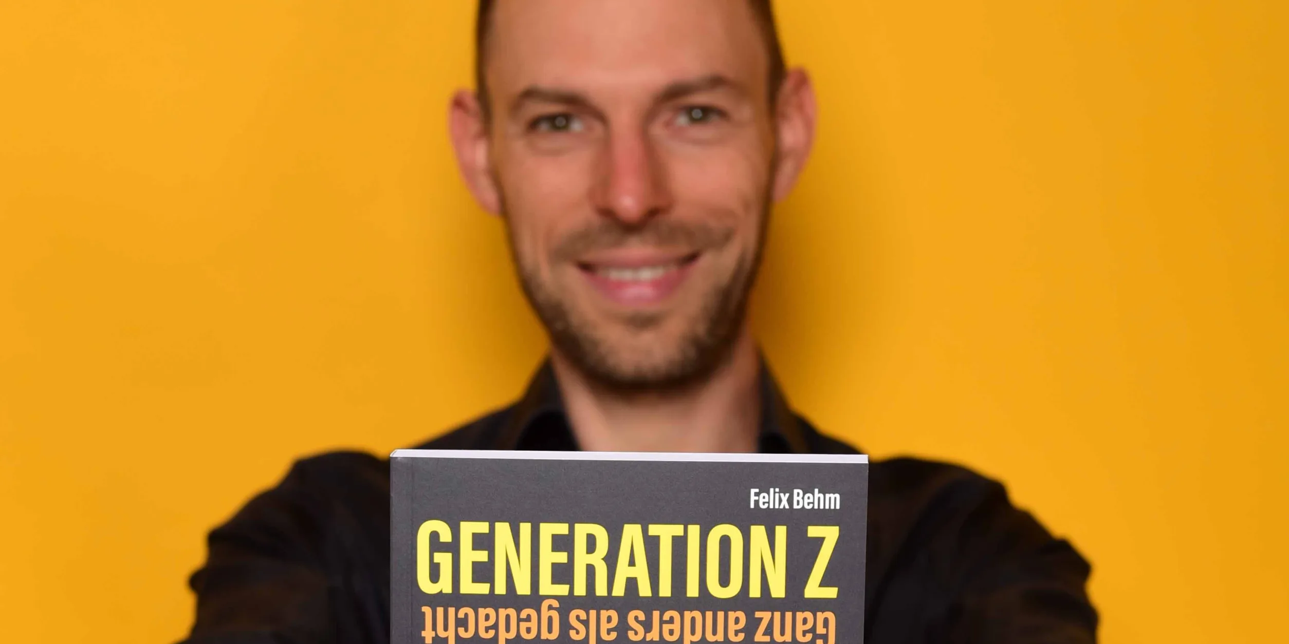 Autor mit Buch