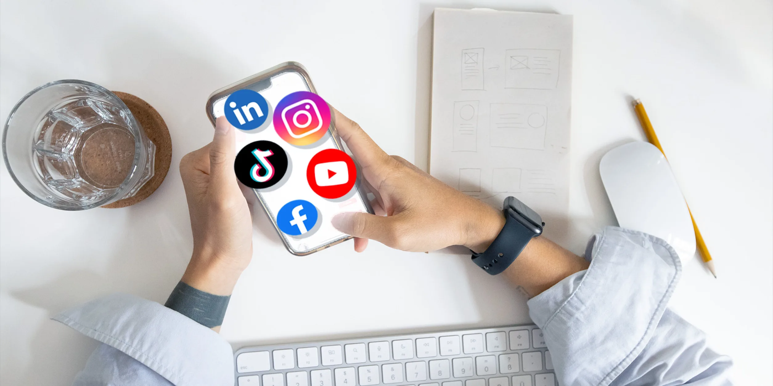 Icons und Logos von Social Media Plattformen auf einem Handy am Arbeitsplatz