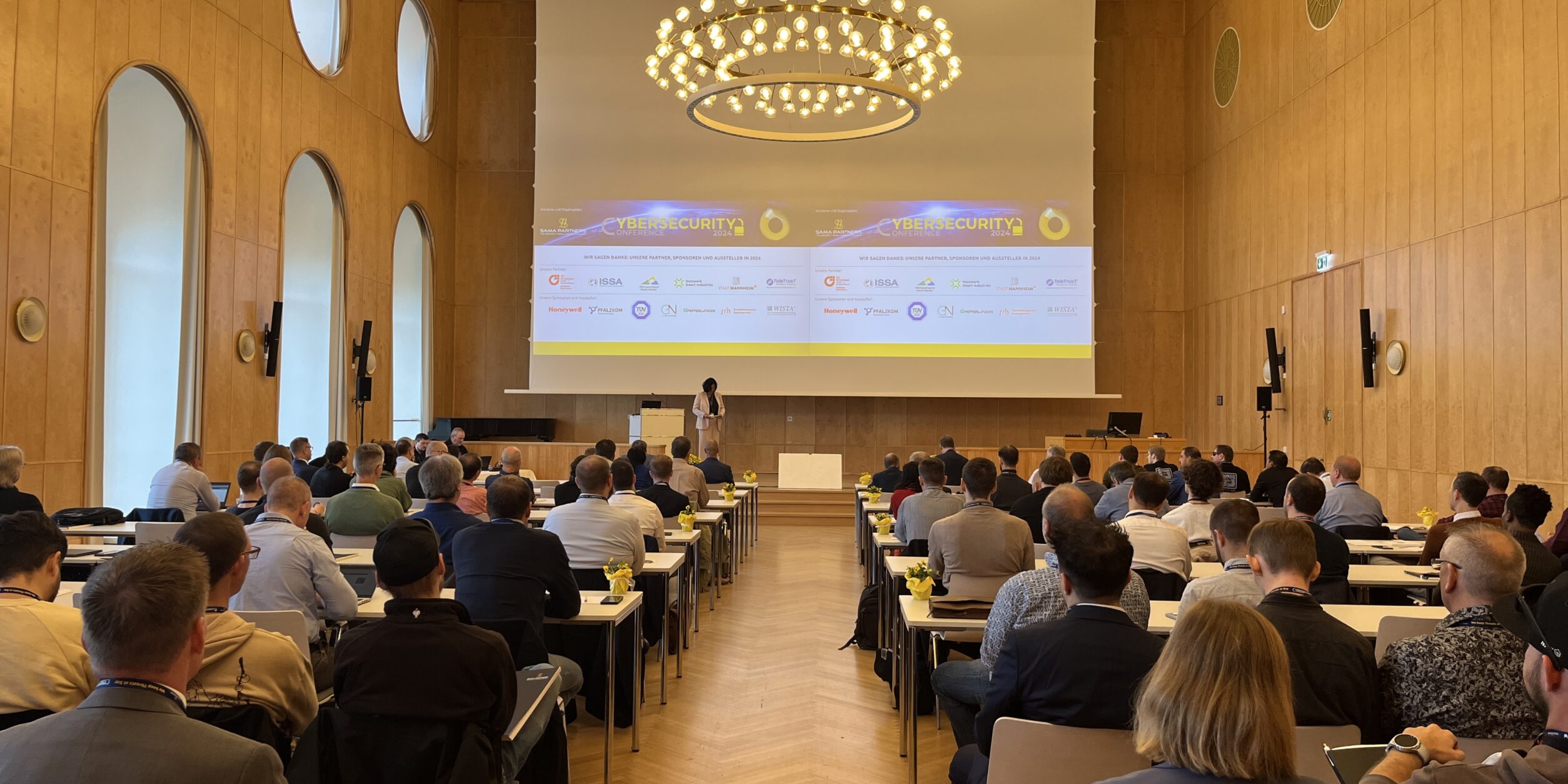 Blick der Teilnehmer auf einen Vortrag