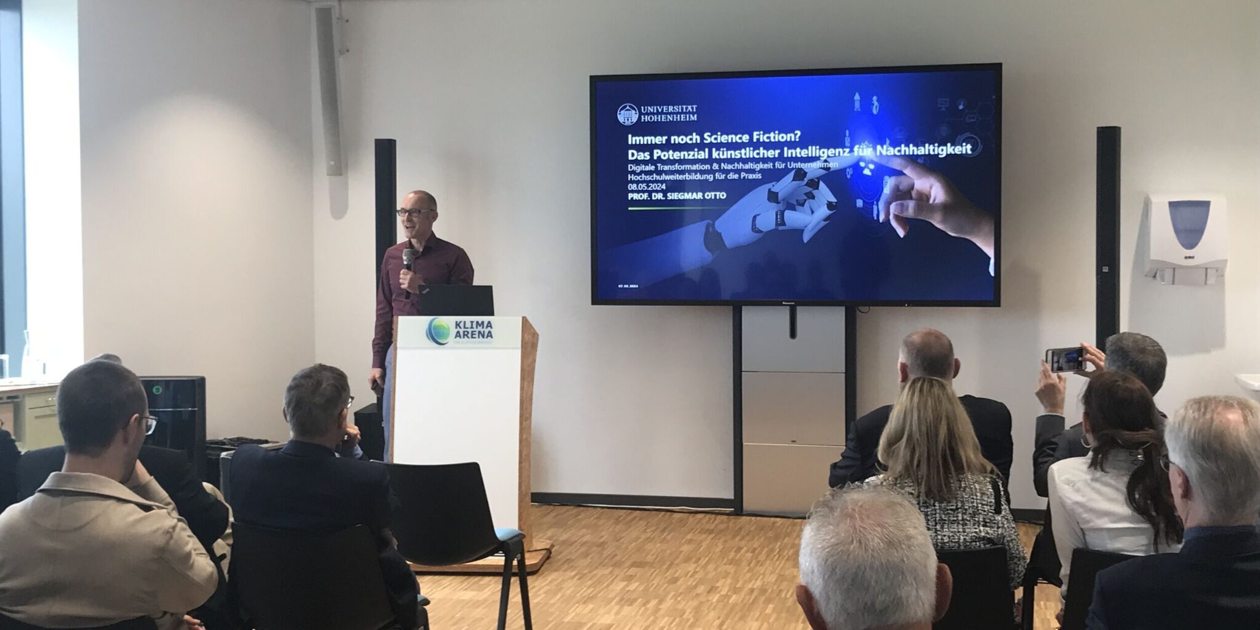 Blick der Teilnehmer in Richtung Präsentation / Vortrag