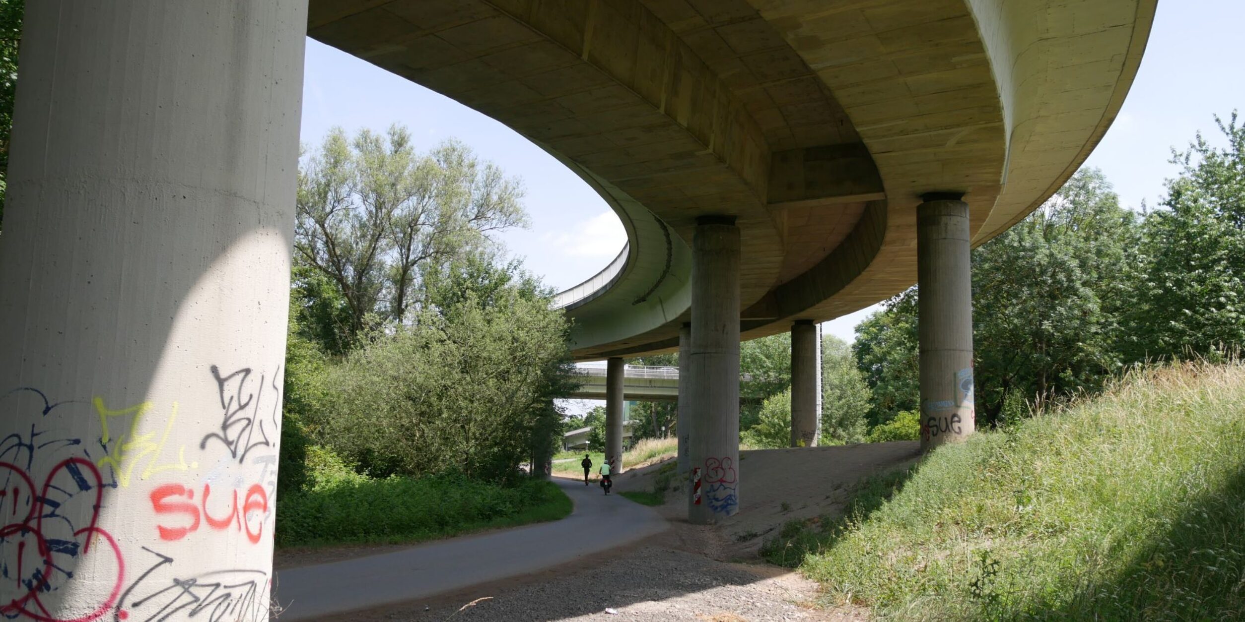 Blick auf eine  Brücke von unten, die Saniert werden soll