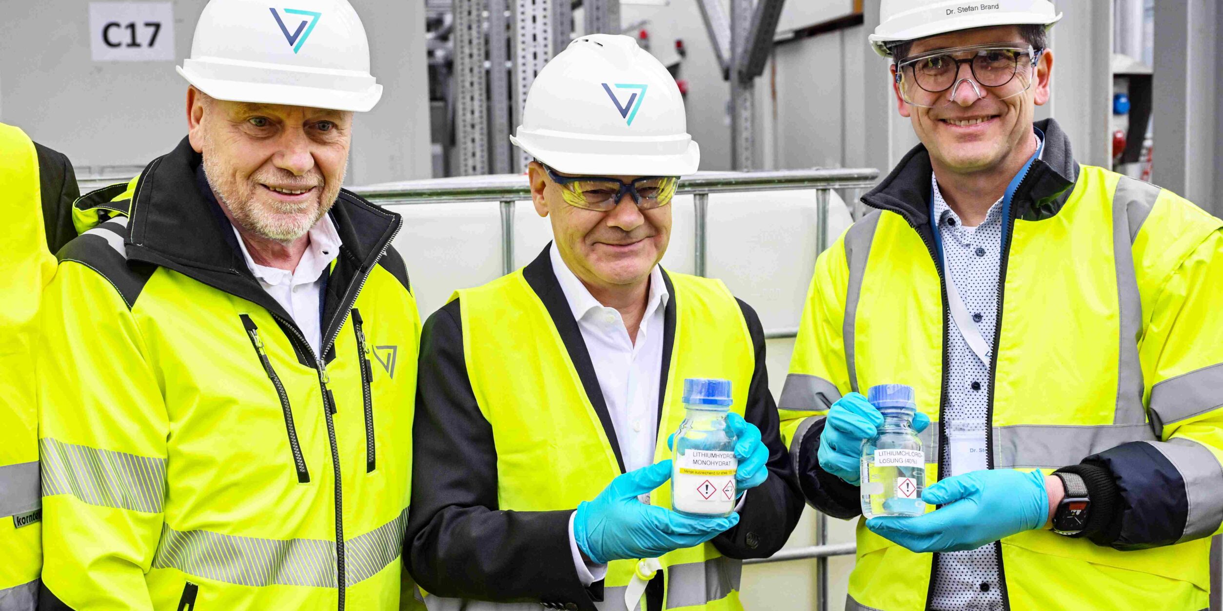 Scholz mit Lithiumflasche in der Hand