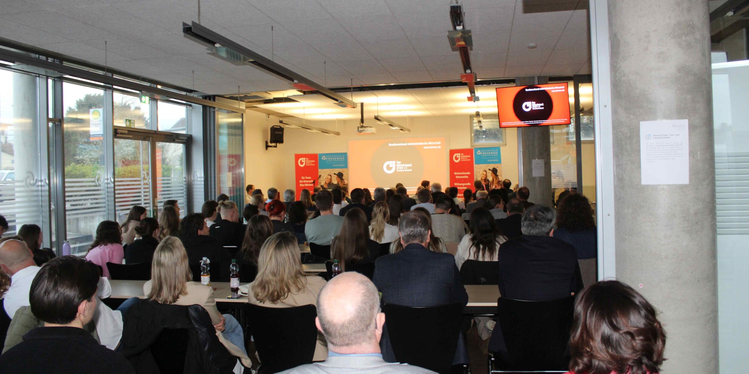 Blick des Publikums zum Vortrag