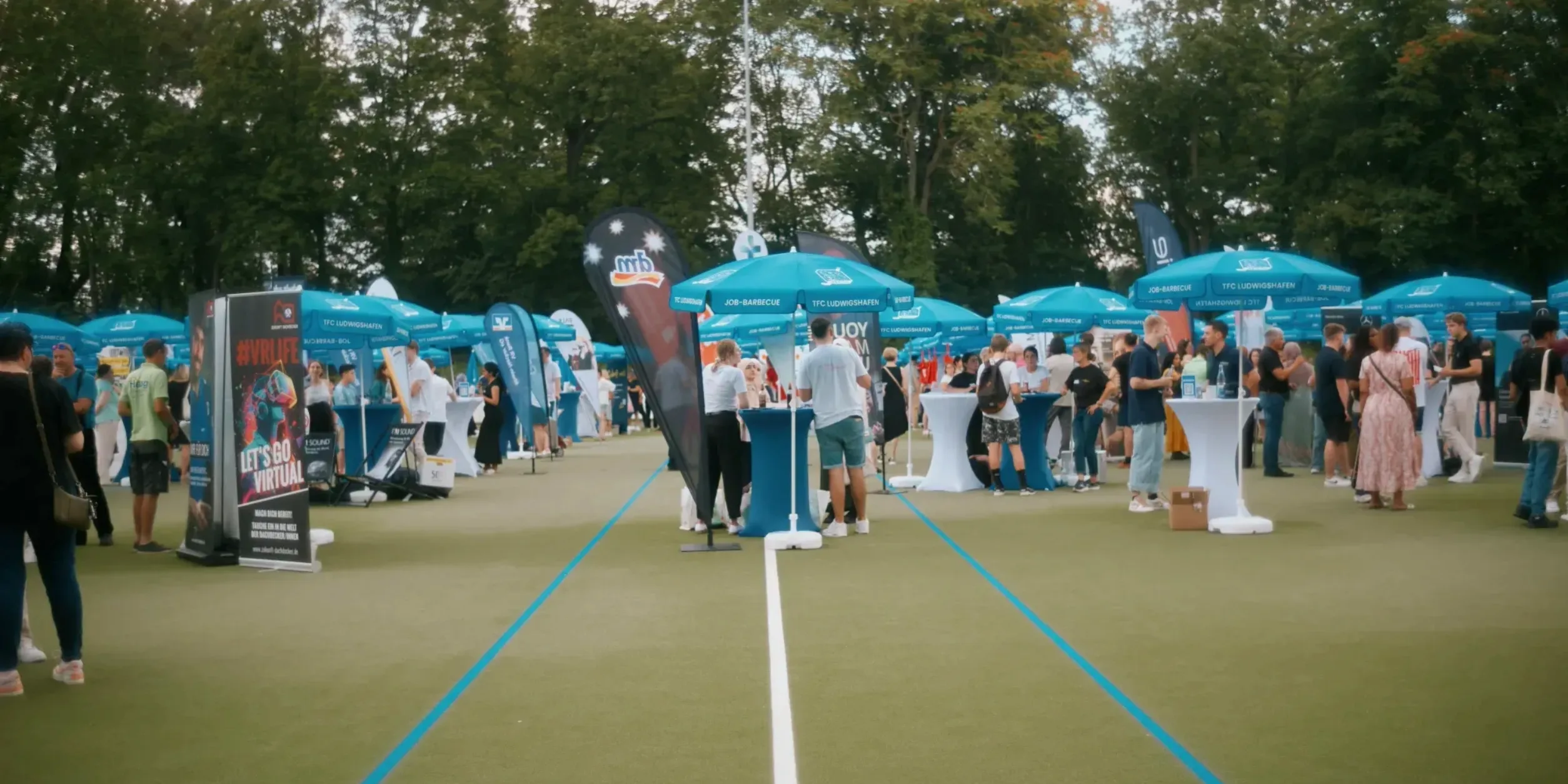 Blick auf die Messestände auf dem Sportplatz
