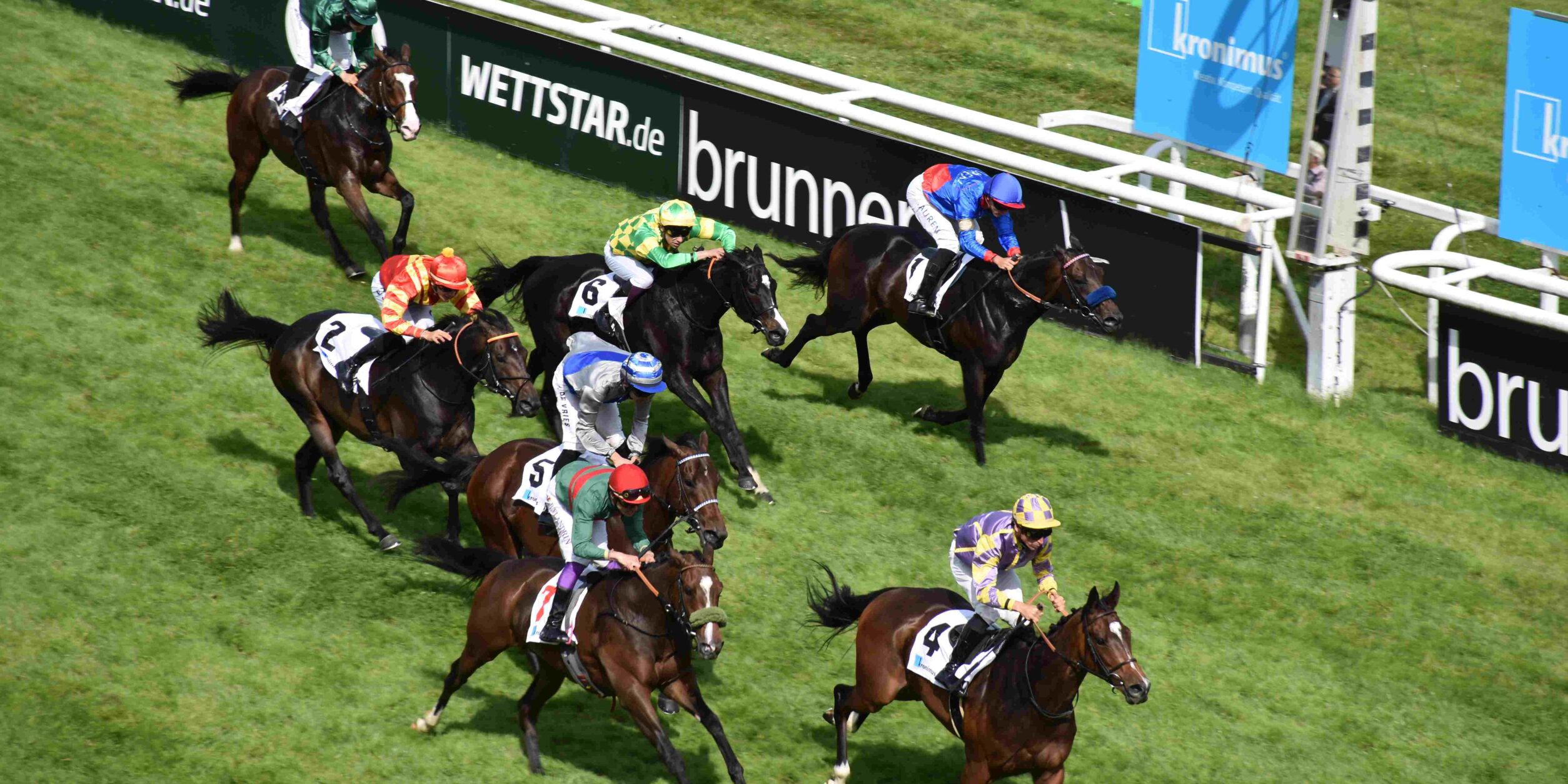 Pferde mitten im Rennen