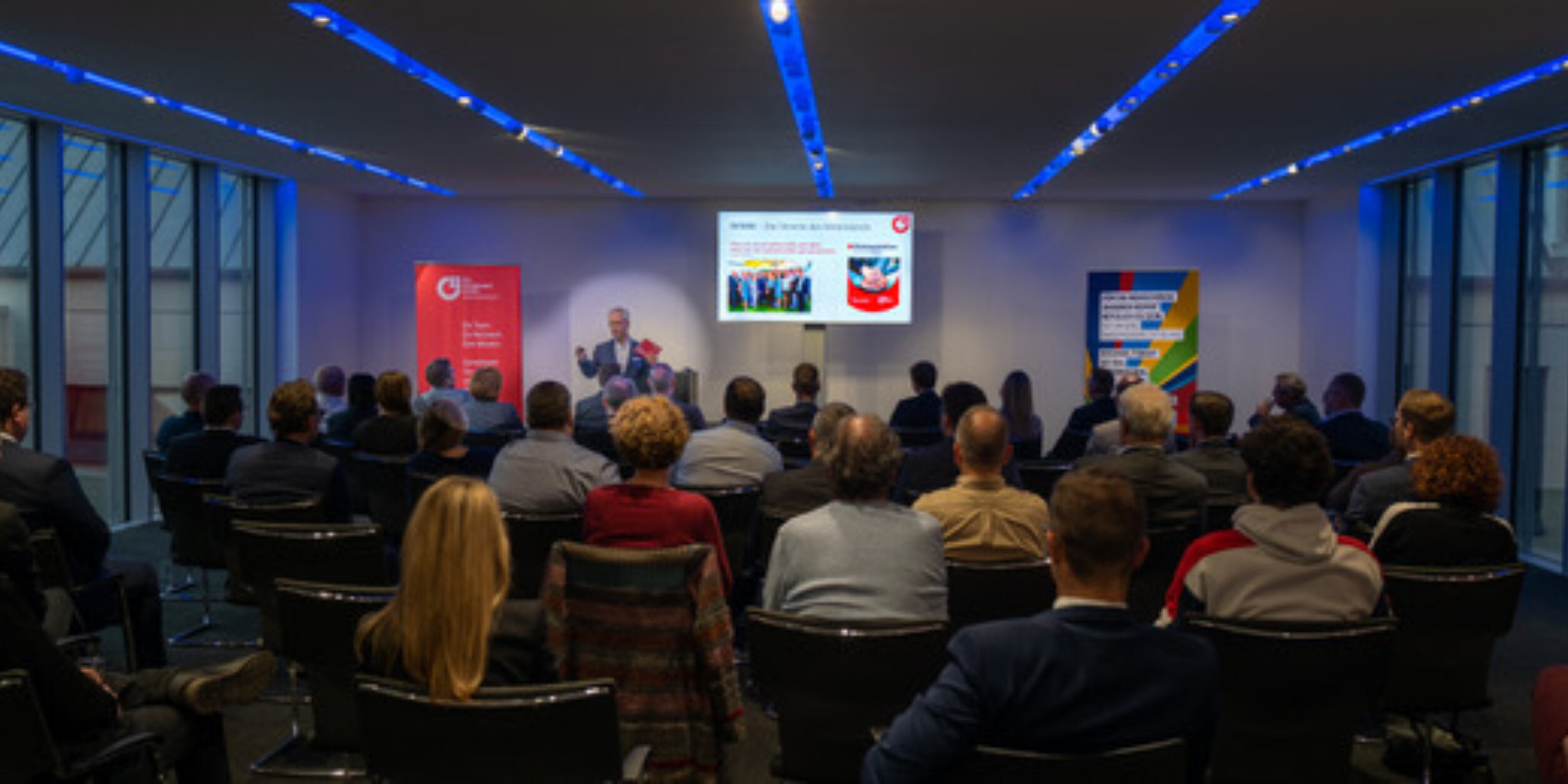 Titelbild Veranstaltung Publikum mit Bilck auf Bühne