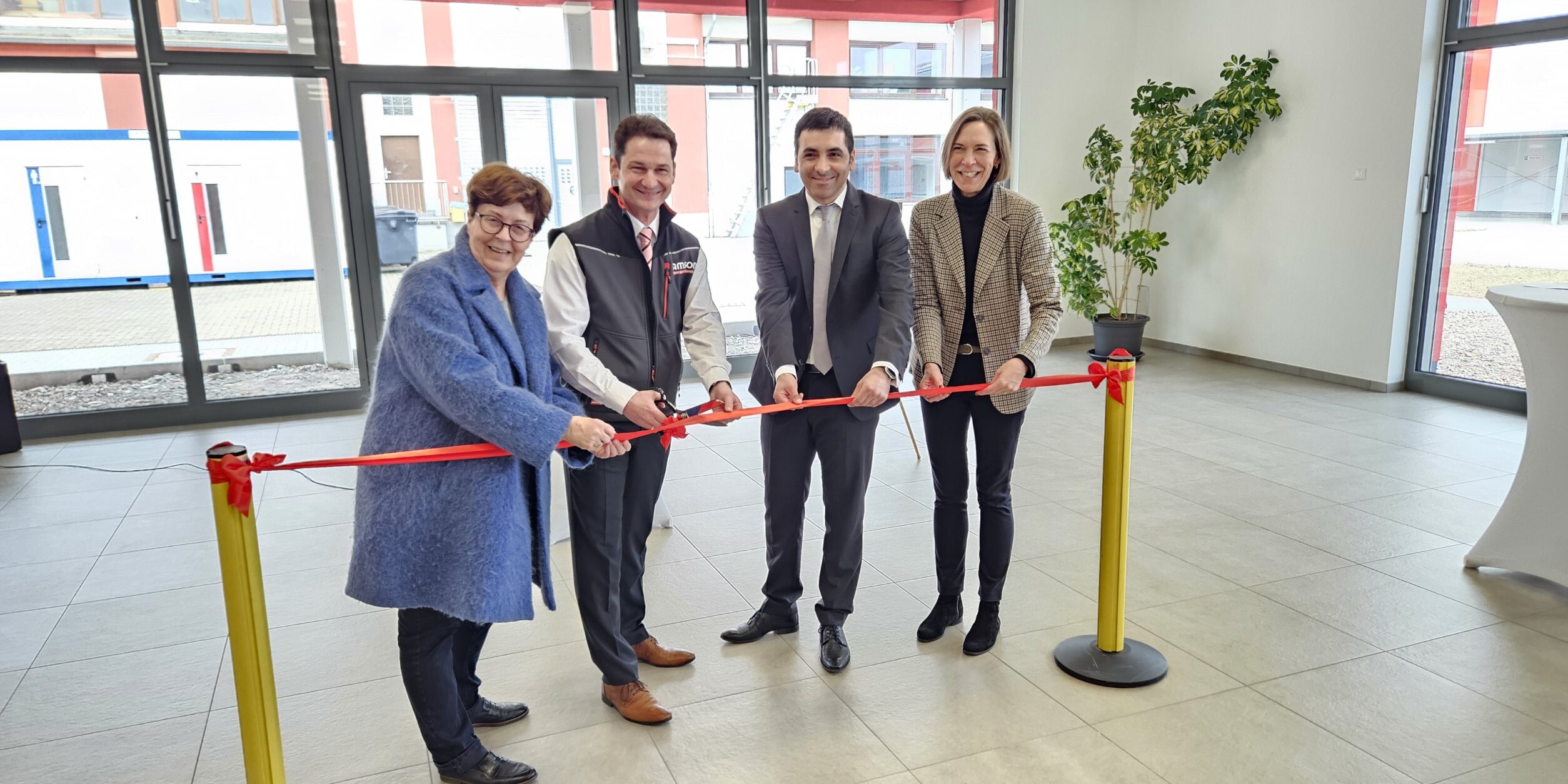 Bild vom durchschneiden des Roten Bandes