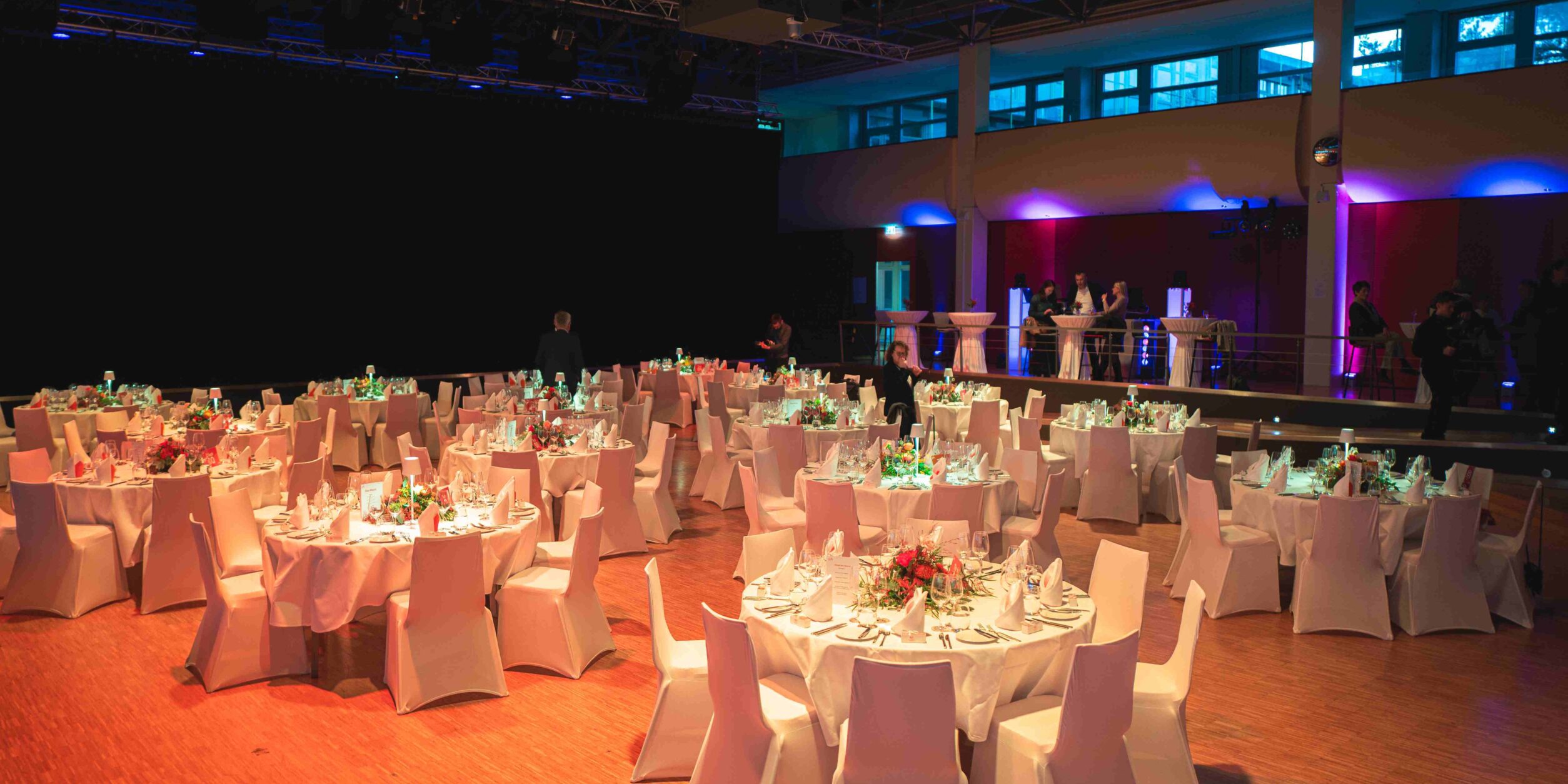 Blick in den dekorierten Saal vor Beginn des Events