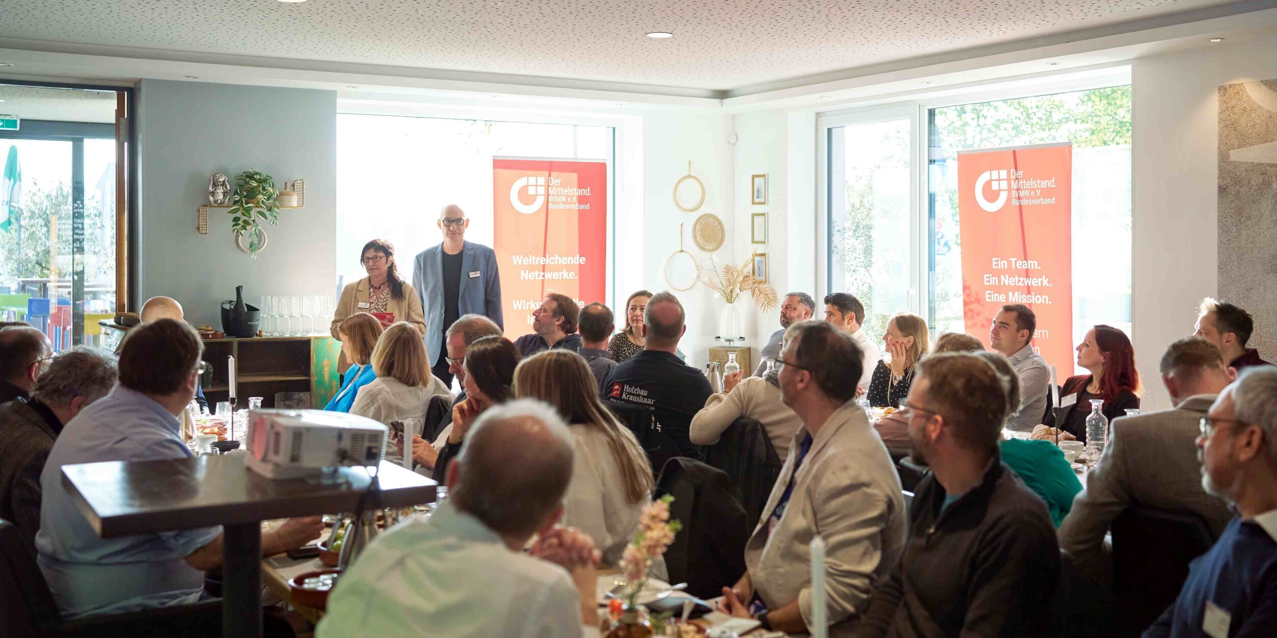 Blick der Teilnehmer auf die referierenden Personen