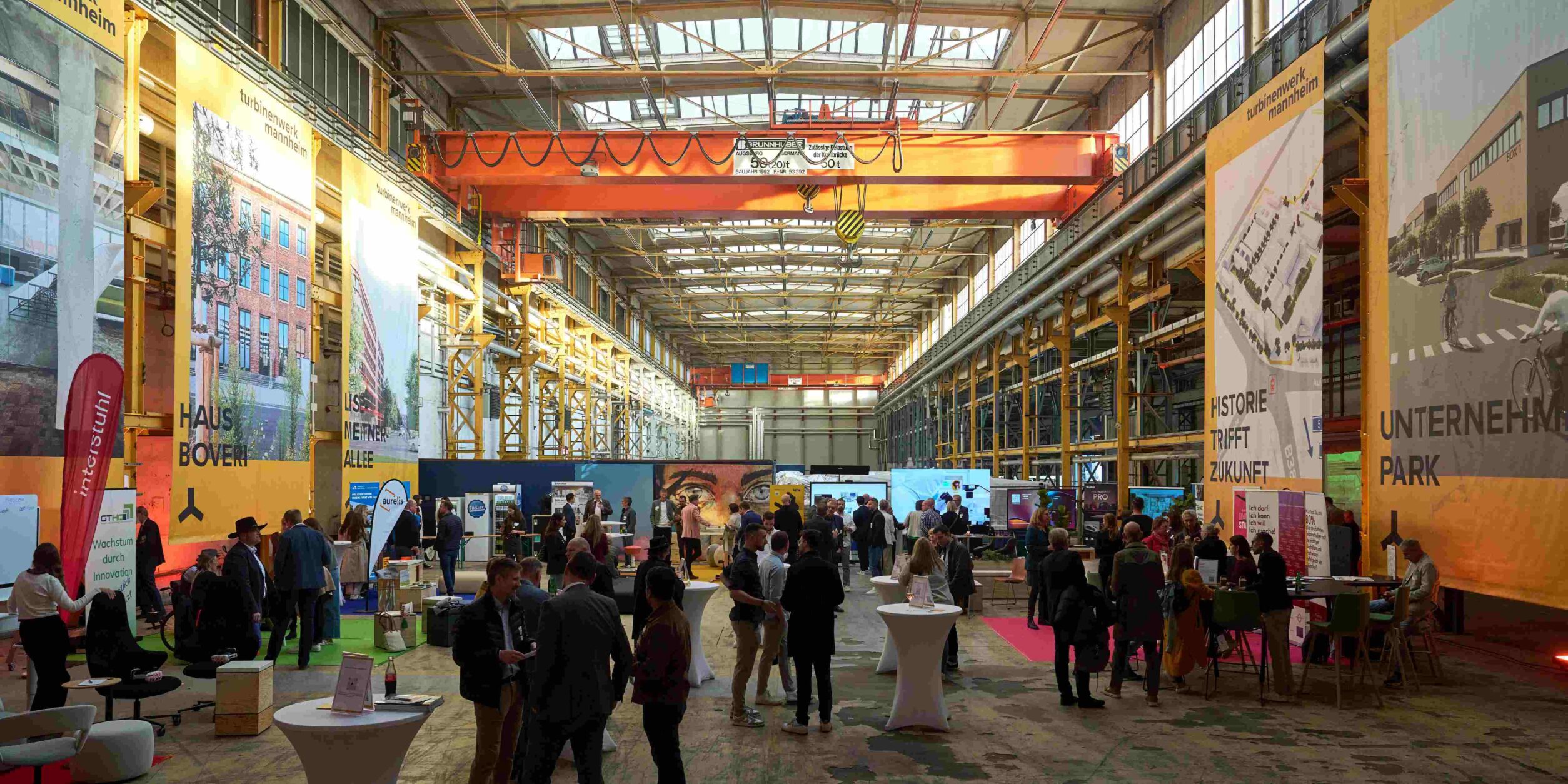Blick auf die besetzten Infostände in der Turbinenhalle