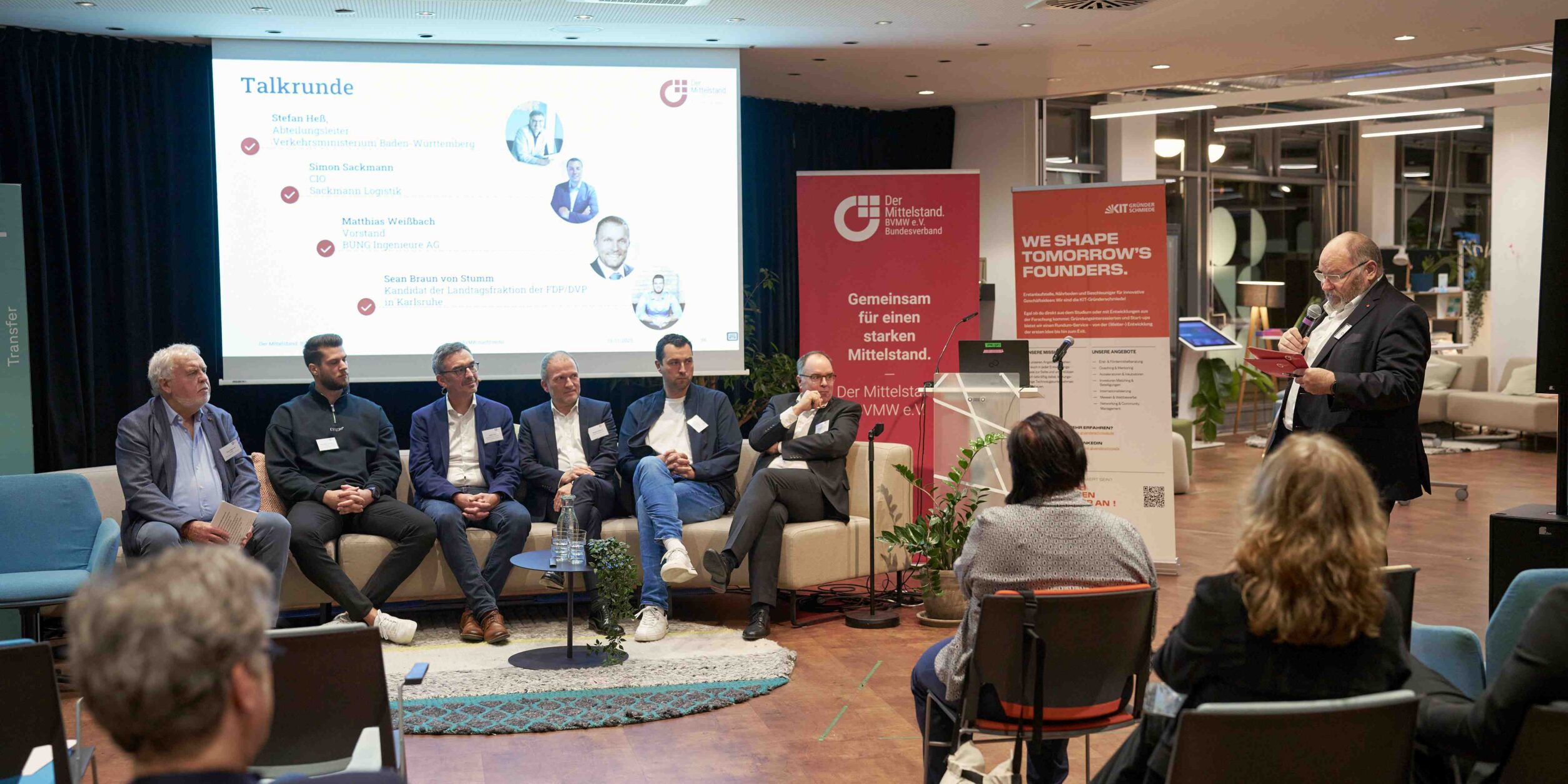 Der Blick der Teilnehmer auf die Talkrunde bei BVMW macht mobil