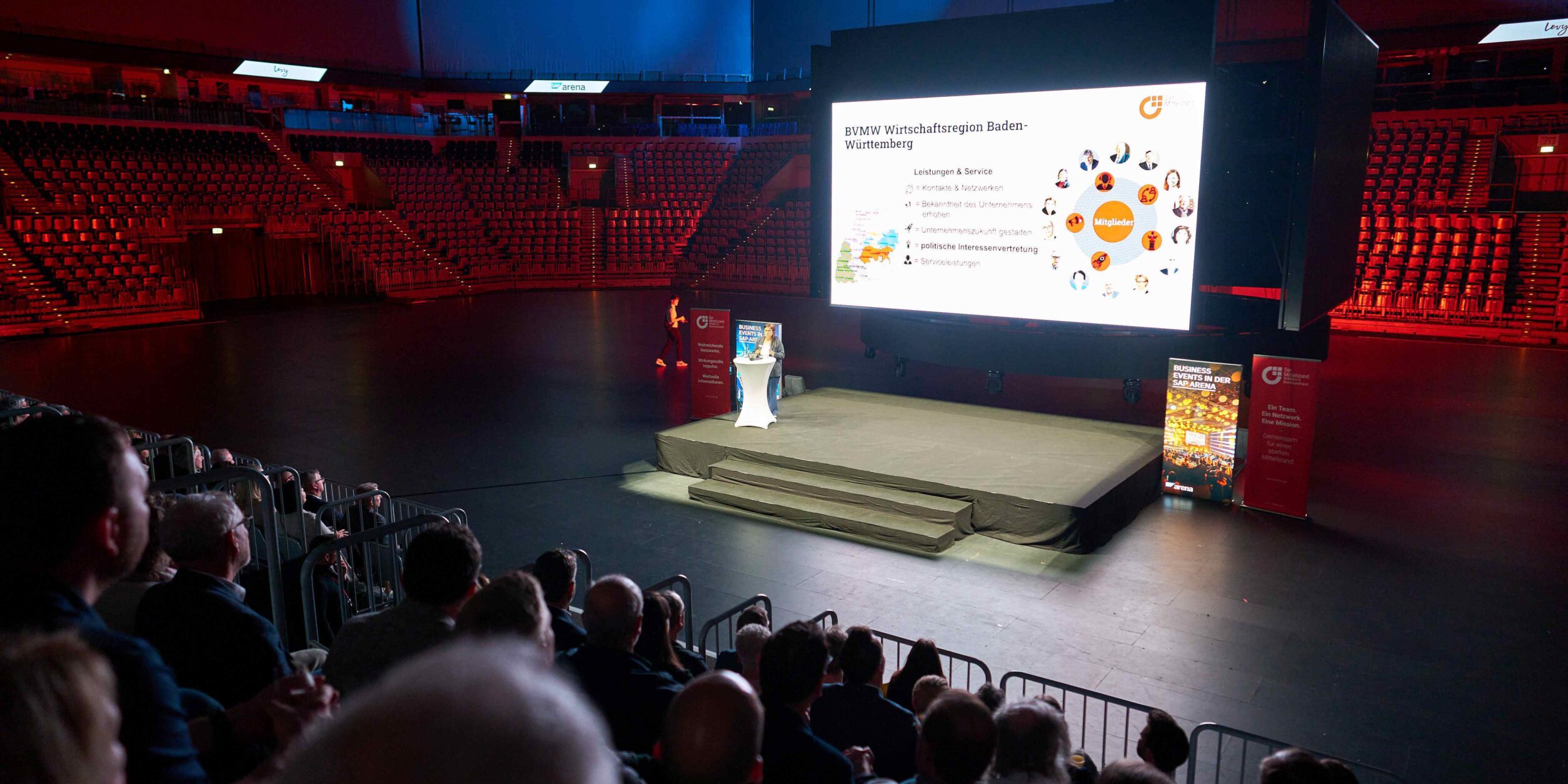 Blick der Teilnehmer auf die Bühne