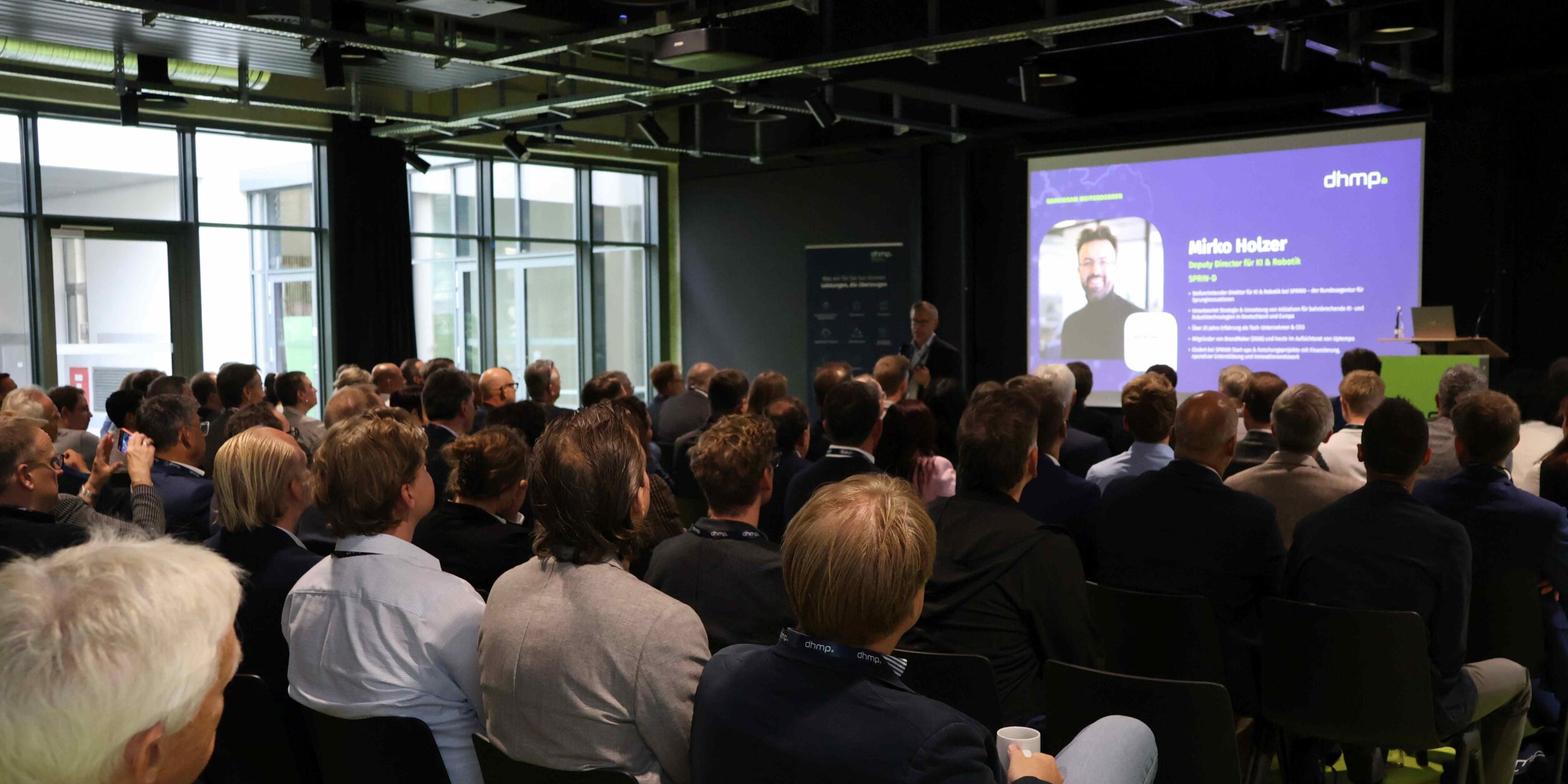 Blick der Teilnehmer auf die Bühne während eines Vortrags