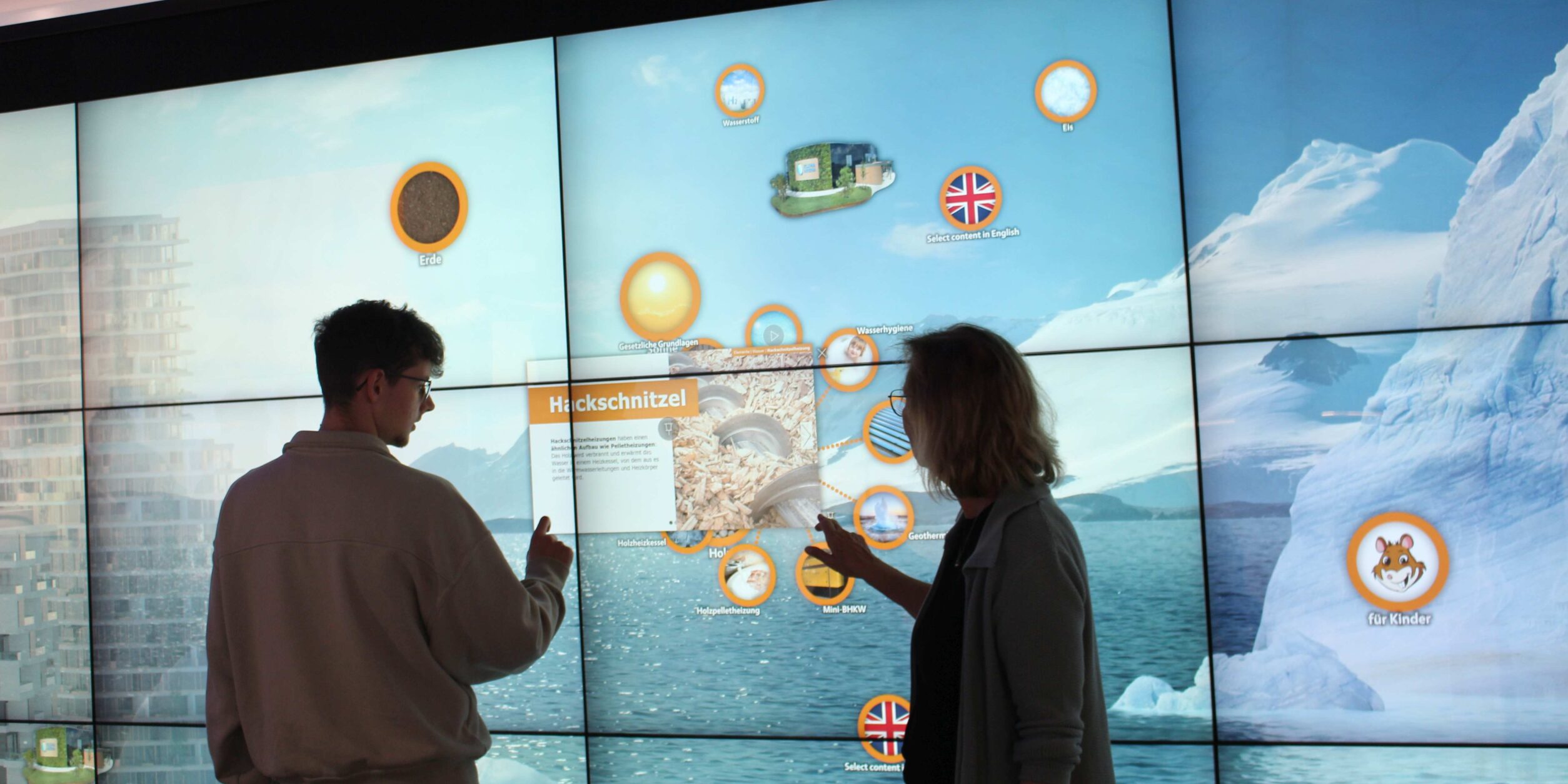 Teilnehmer beim Erkunden der KlimaArena