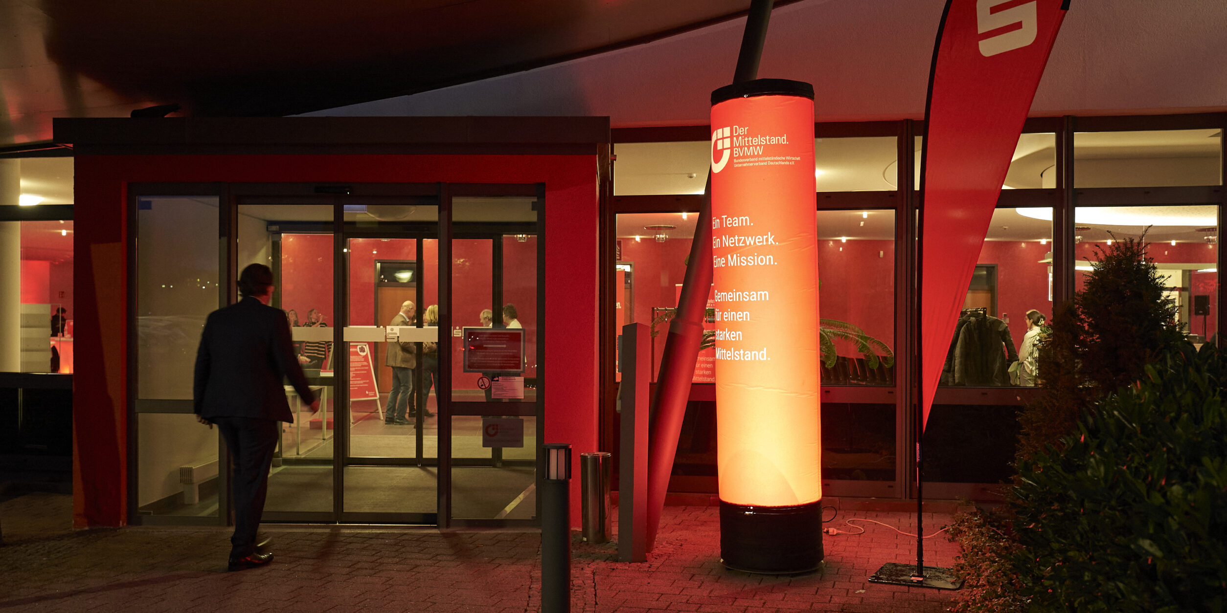 Eingang der Location beleuchtet