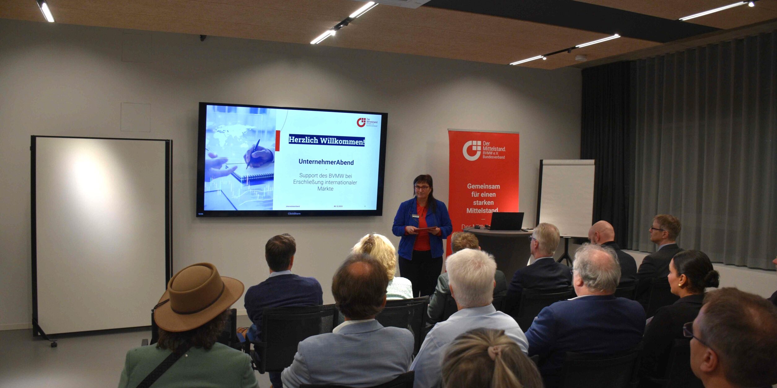 Der Blick des Publikums auf die Referentin Gertrud Hilser