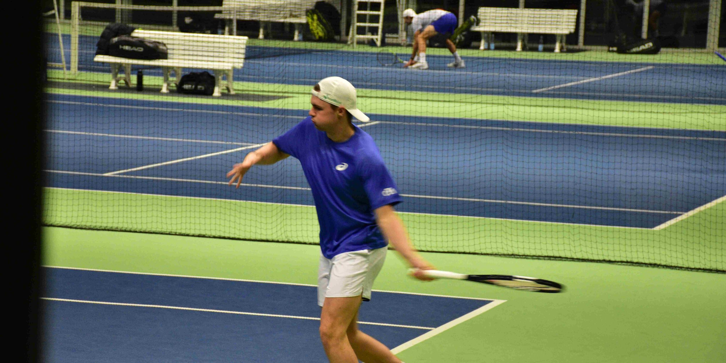 Tennisspieler während eines Ballwechsels