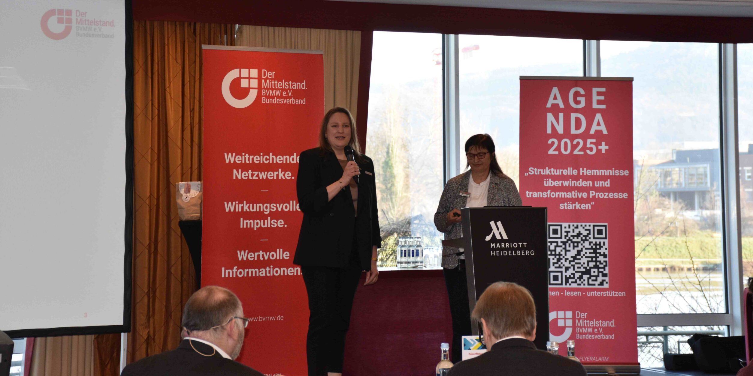 Blick der Teilnehmer zur Bühne