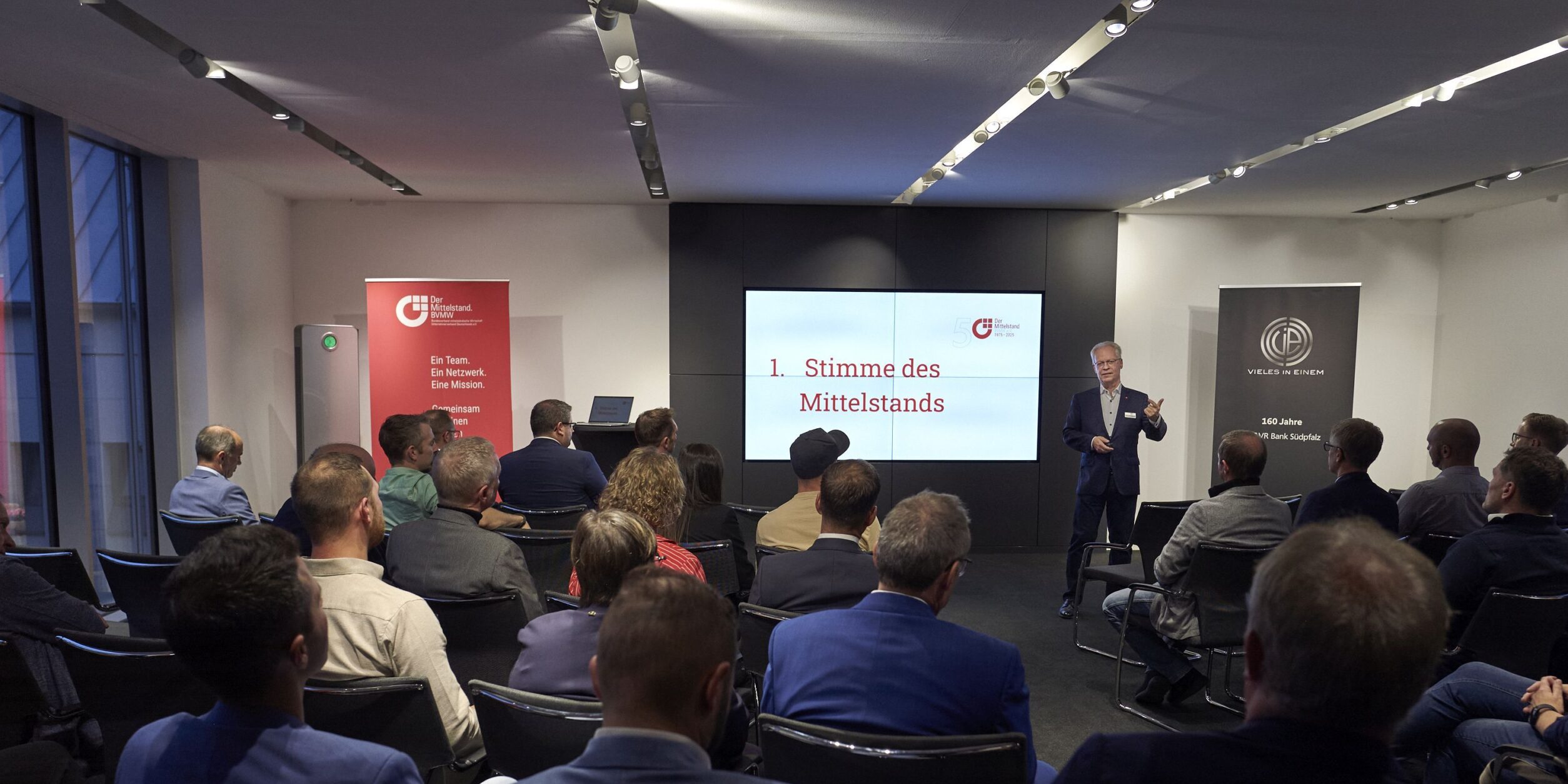 Blick der Zuschauer Richtung Bühne bei der Begrüßung