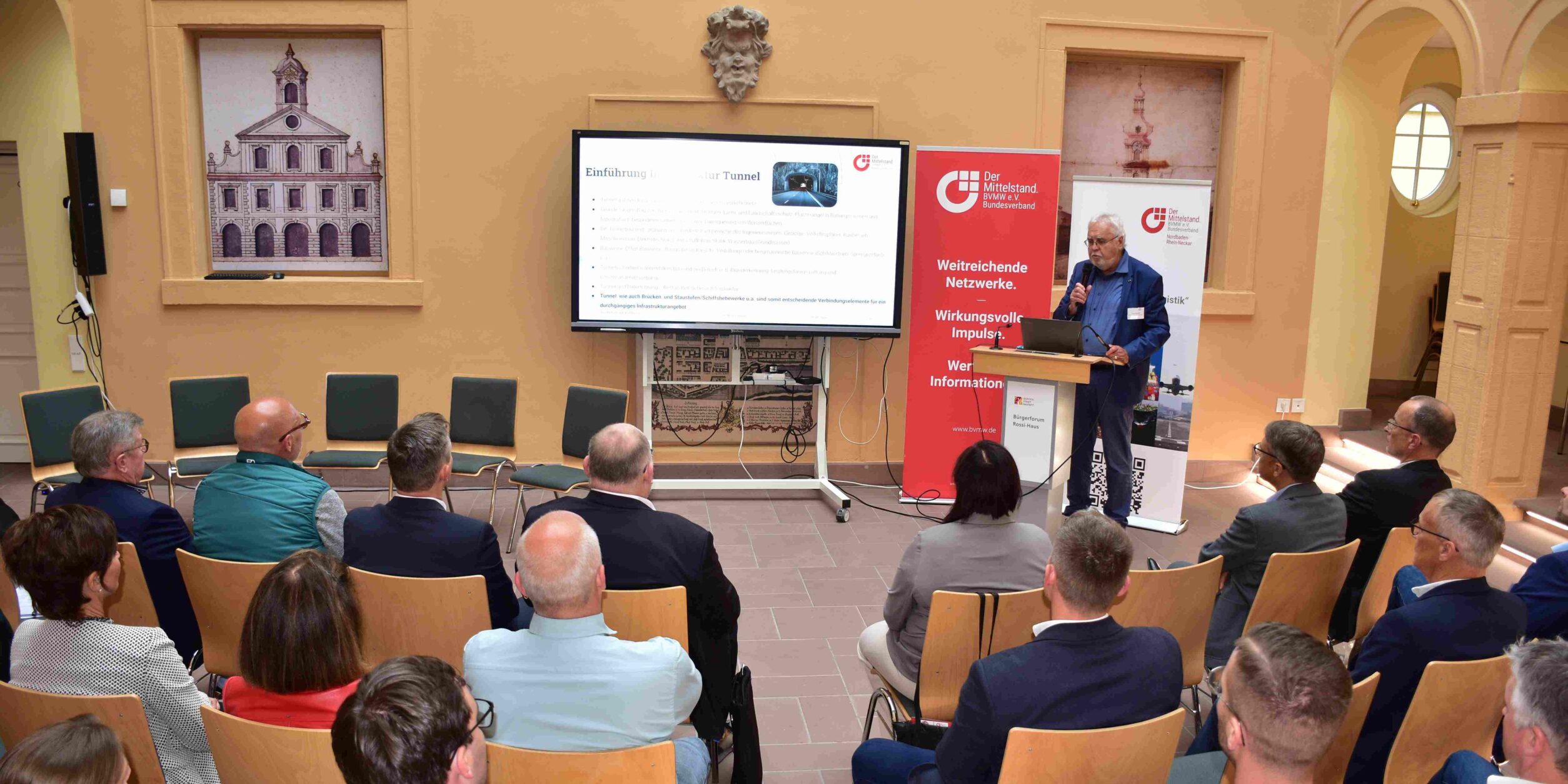 Blick des Publikums auf die Präsentation