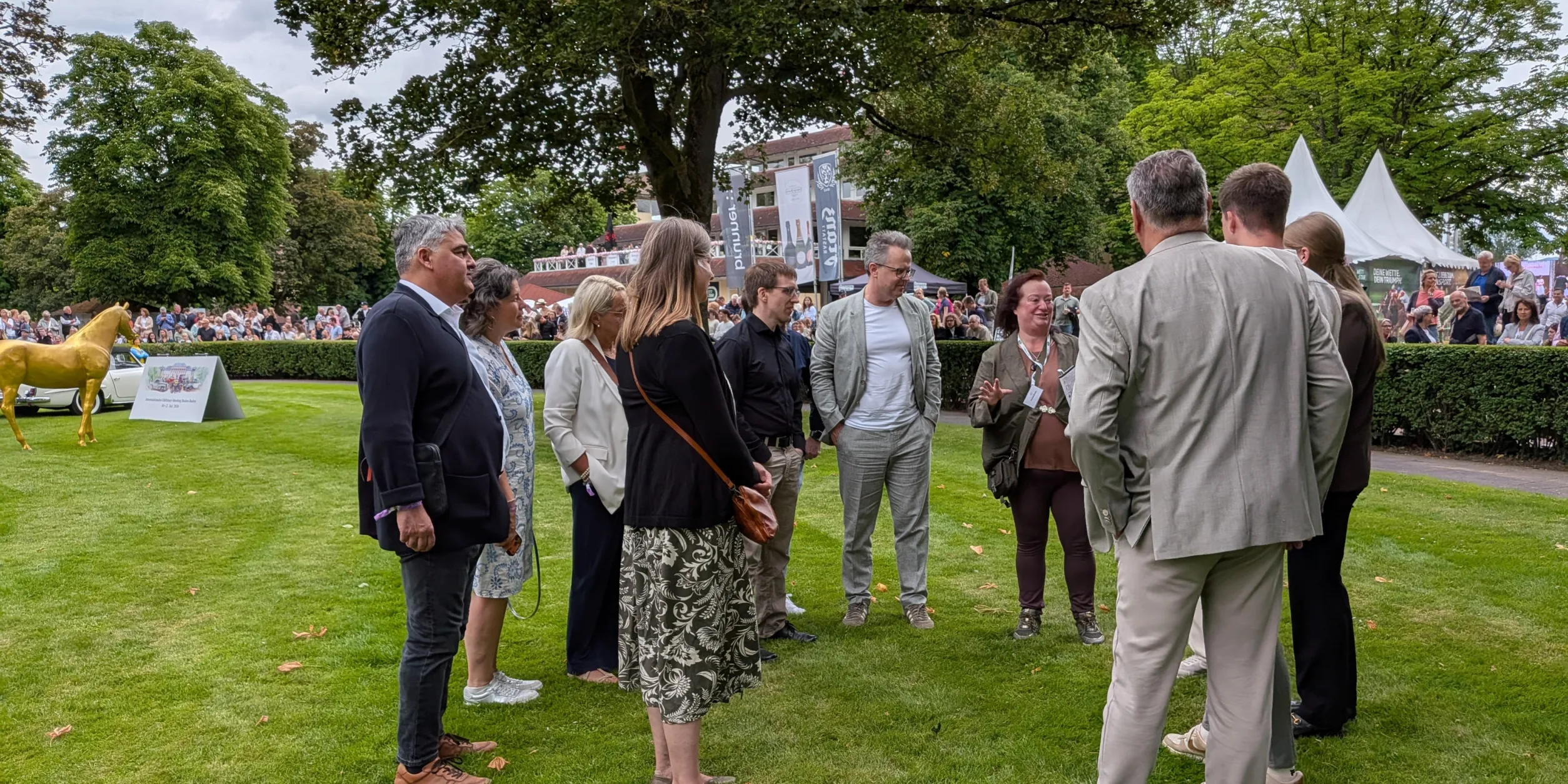 Teilnehmer des Events im Führring der Galopprennbahn