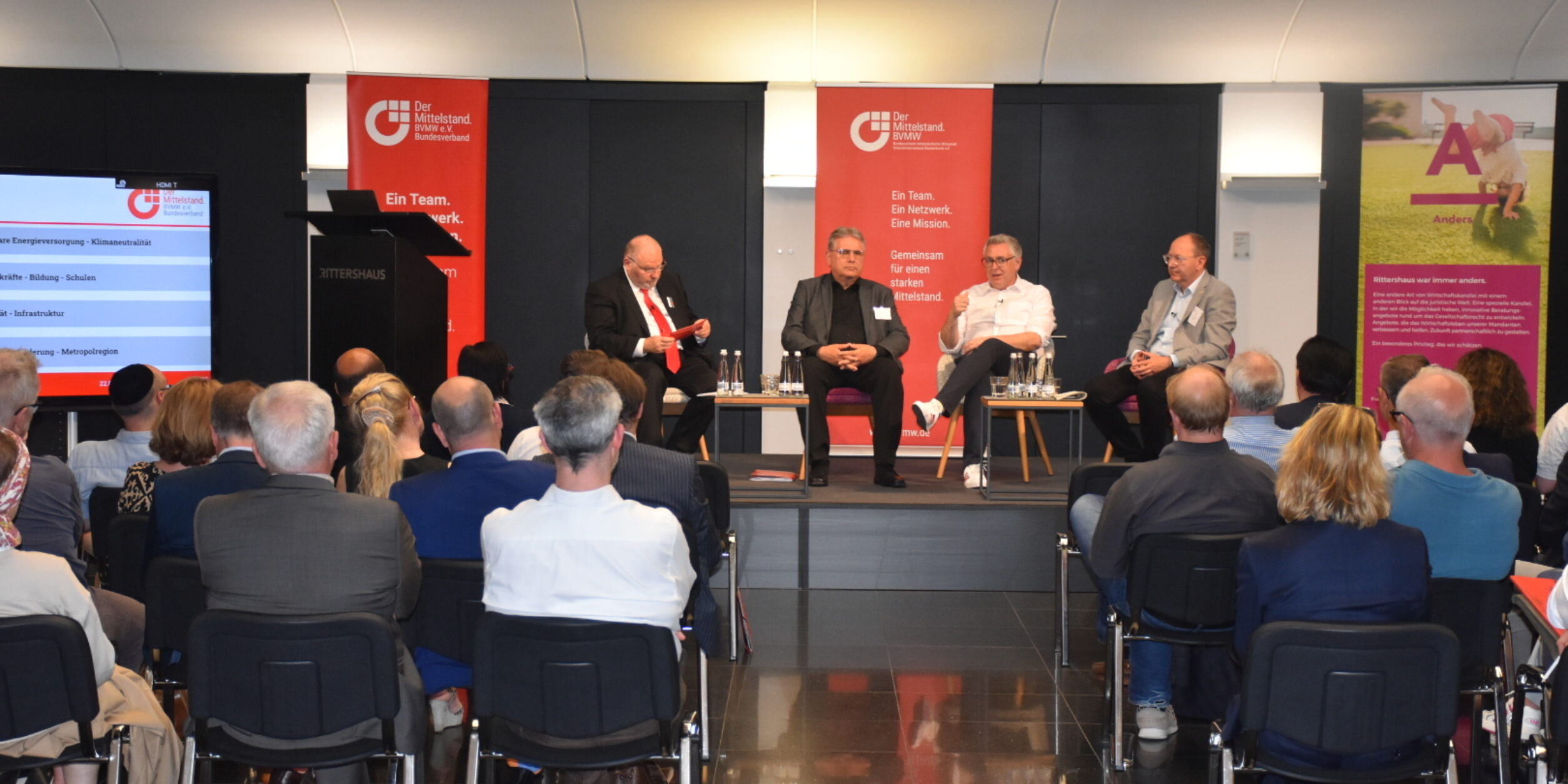 Blick von Publikum aus Bühne