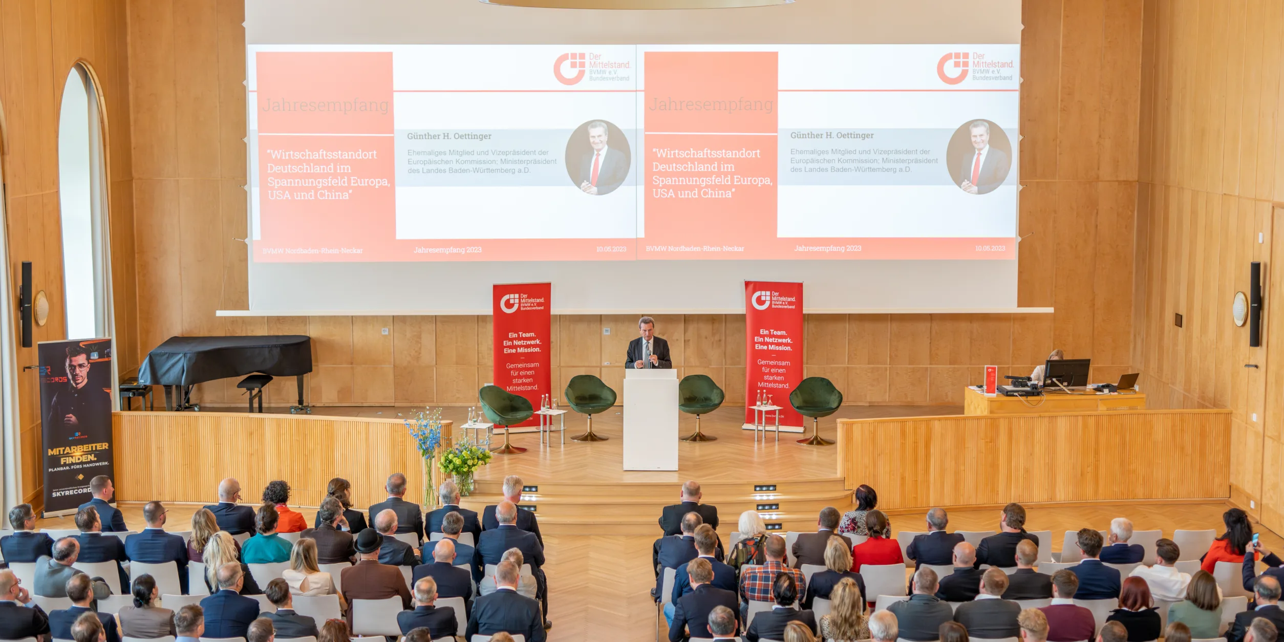 Oettinger redet vor Publikum