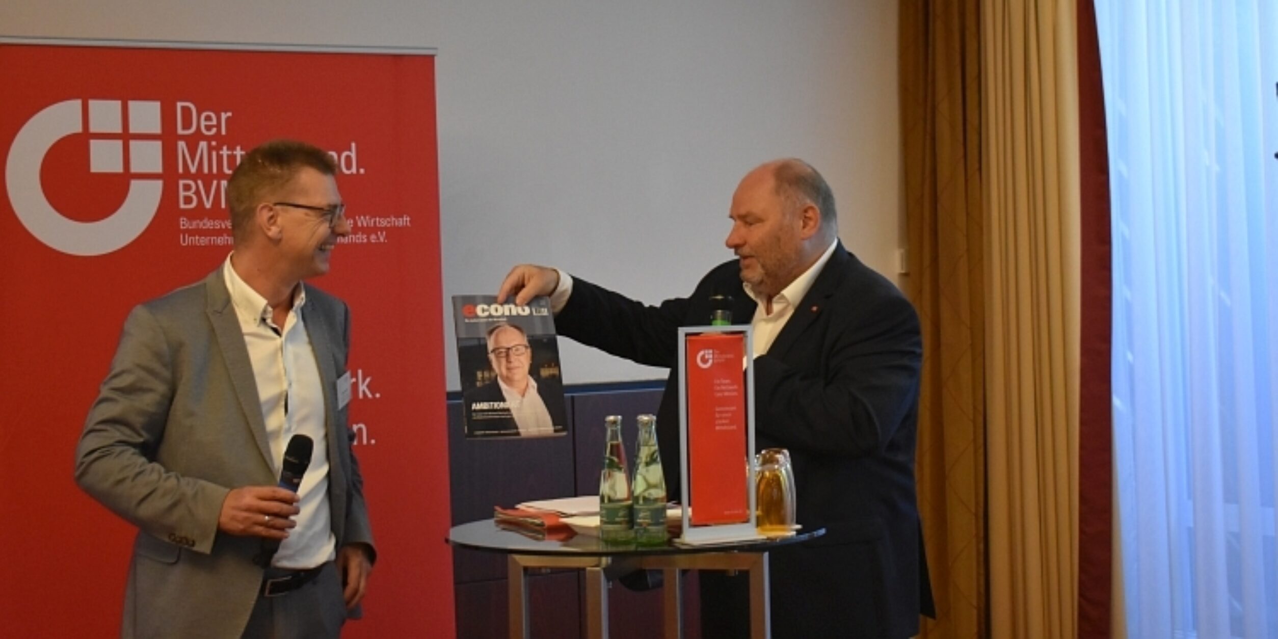 Übergabe einer Econo Ausgabe