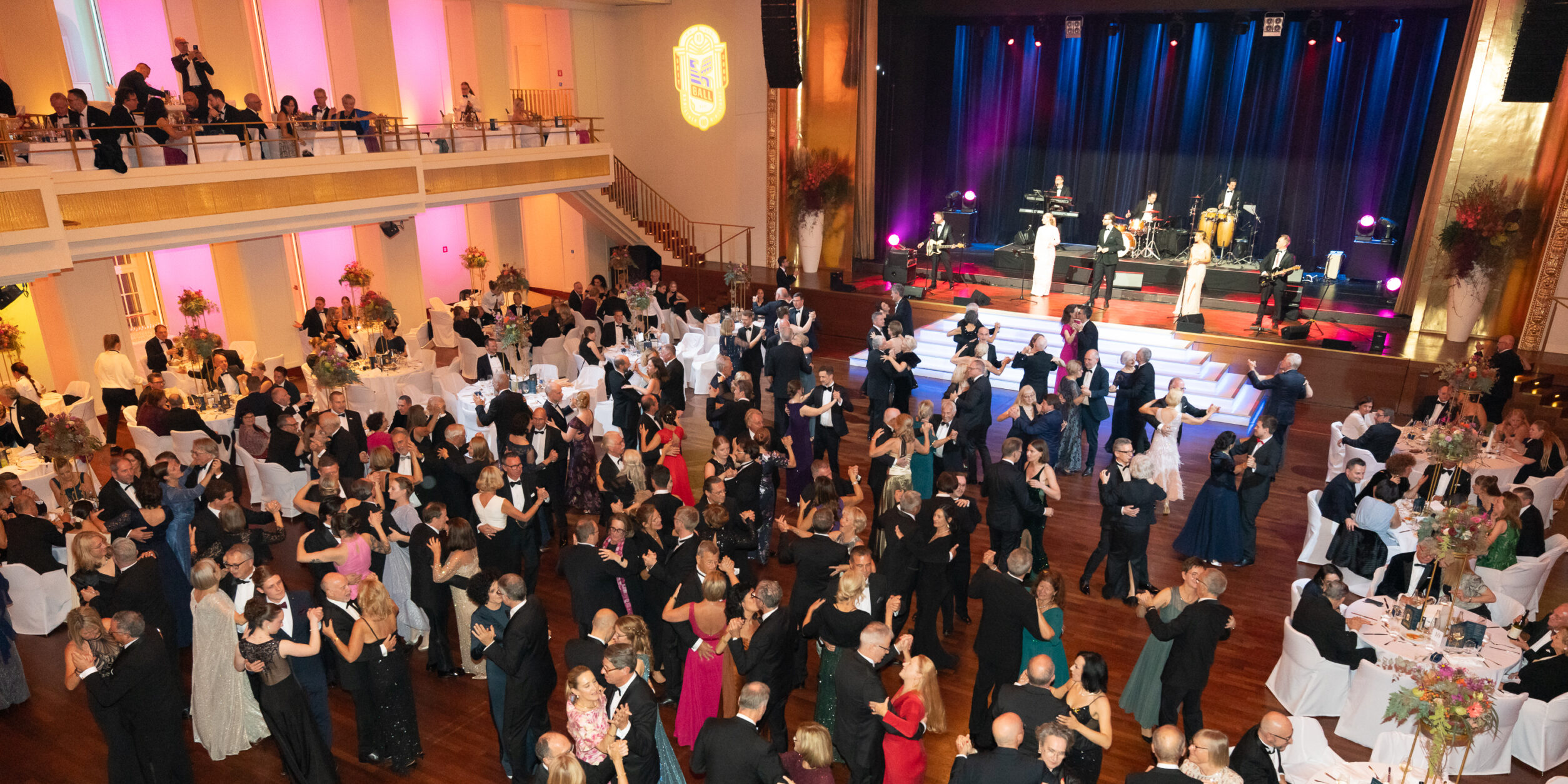 Der Blick auf die Tanzenden des Ball der Badischen Wirtschaft