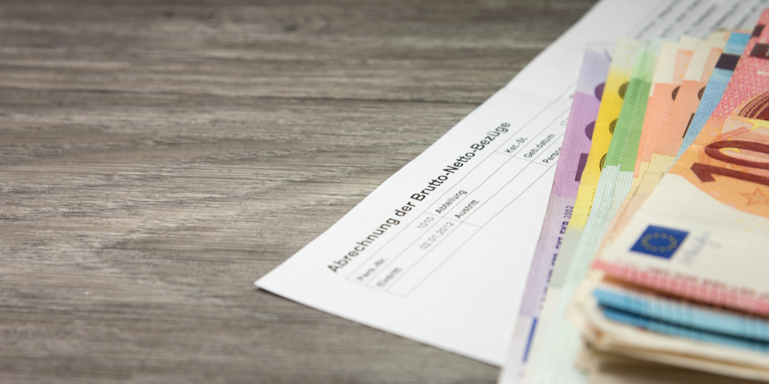 Lohnzettel und Geldscheine