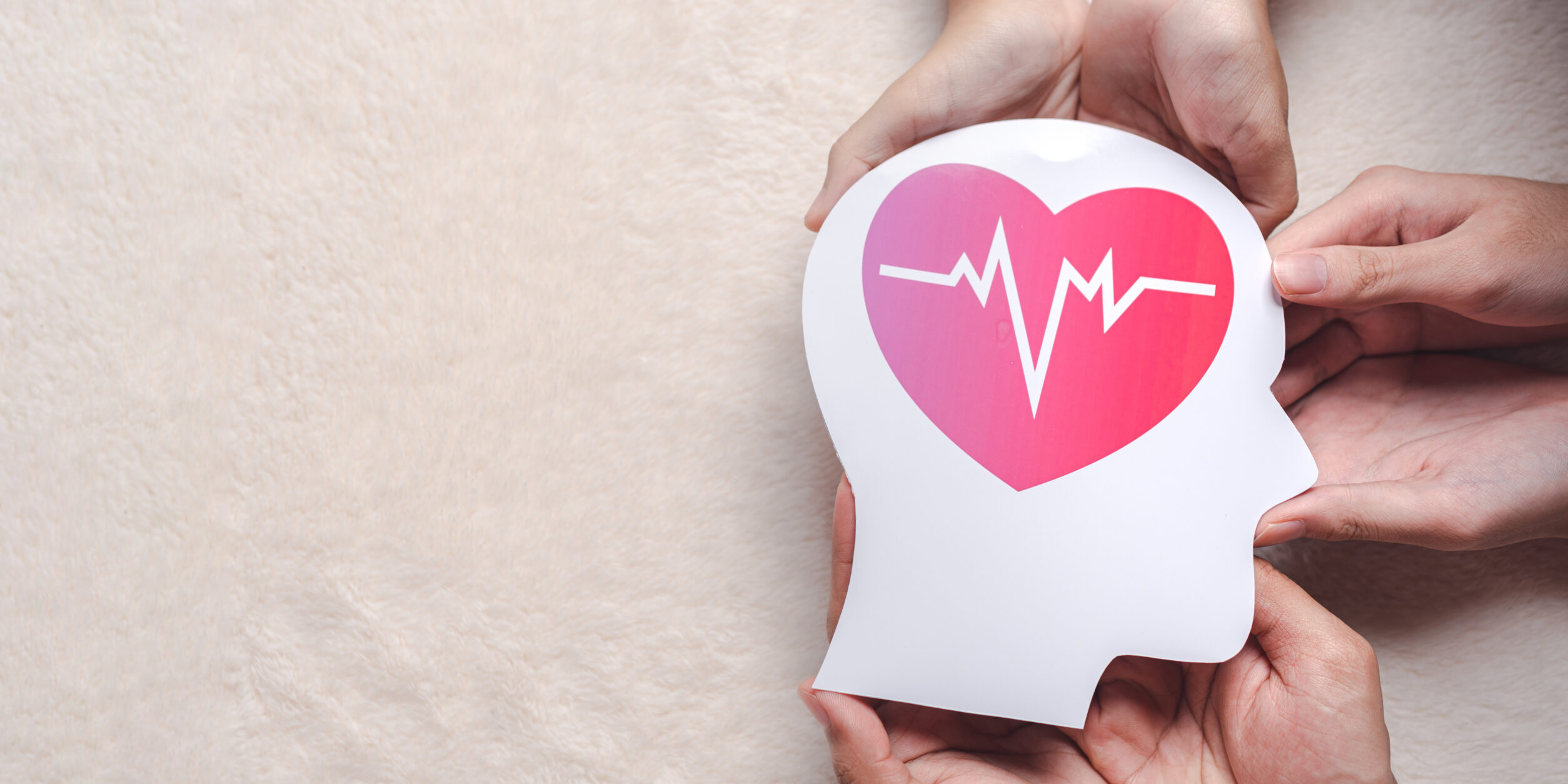 Hände die eine Figur halten