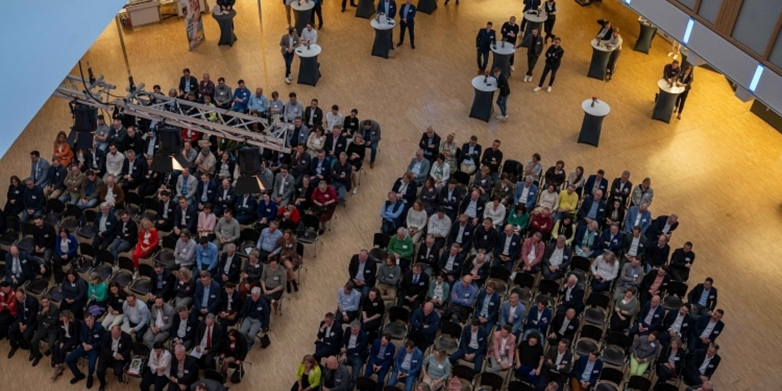 Blick von oben auf das Publikum