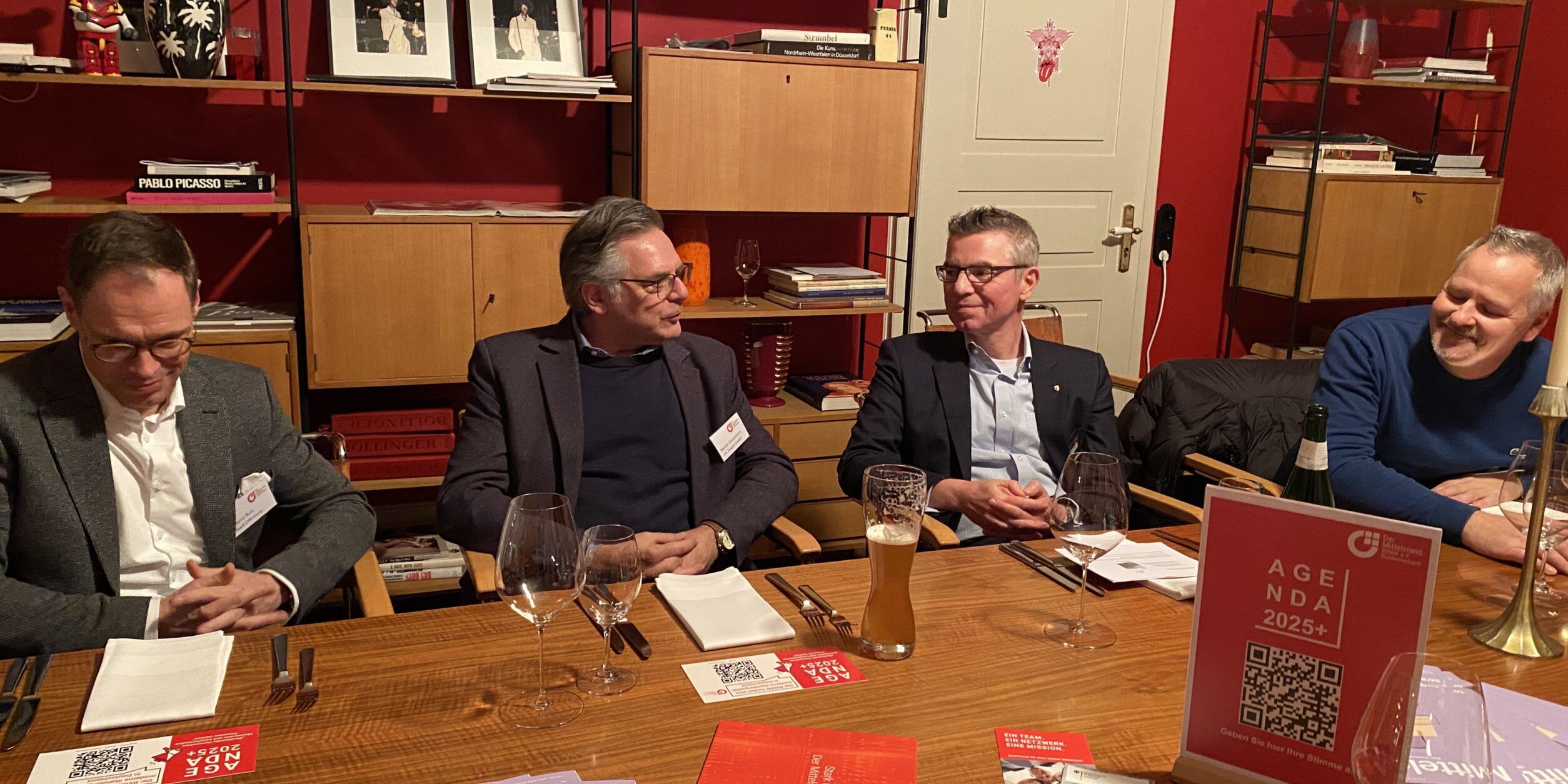 Bild mit Personen an einem Tisch